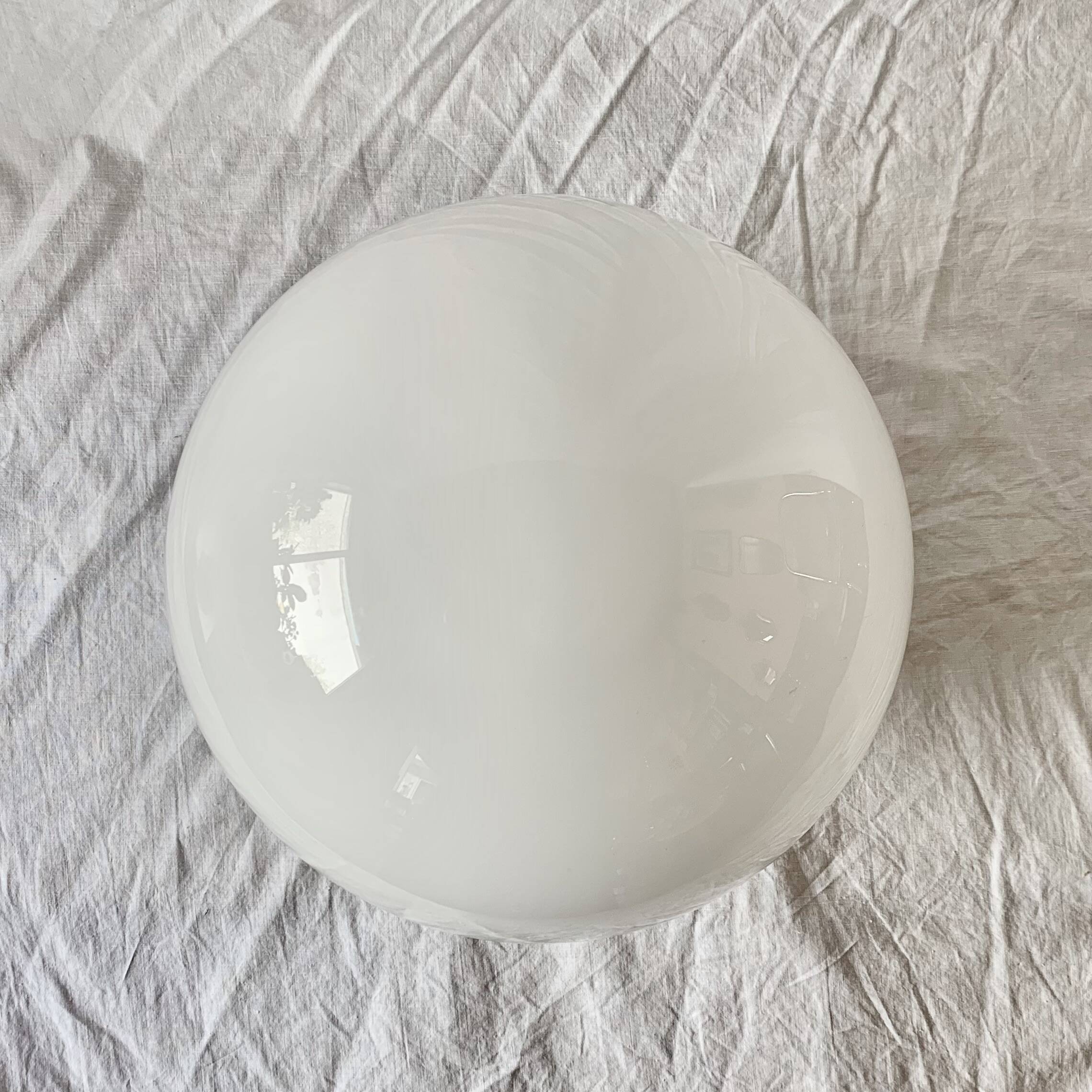 Globe boule vintage en opaline blanche - 28 cm
