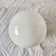 Globe boule vintage en opaline blanche - 28 cm