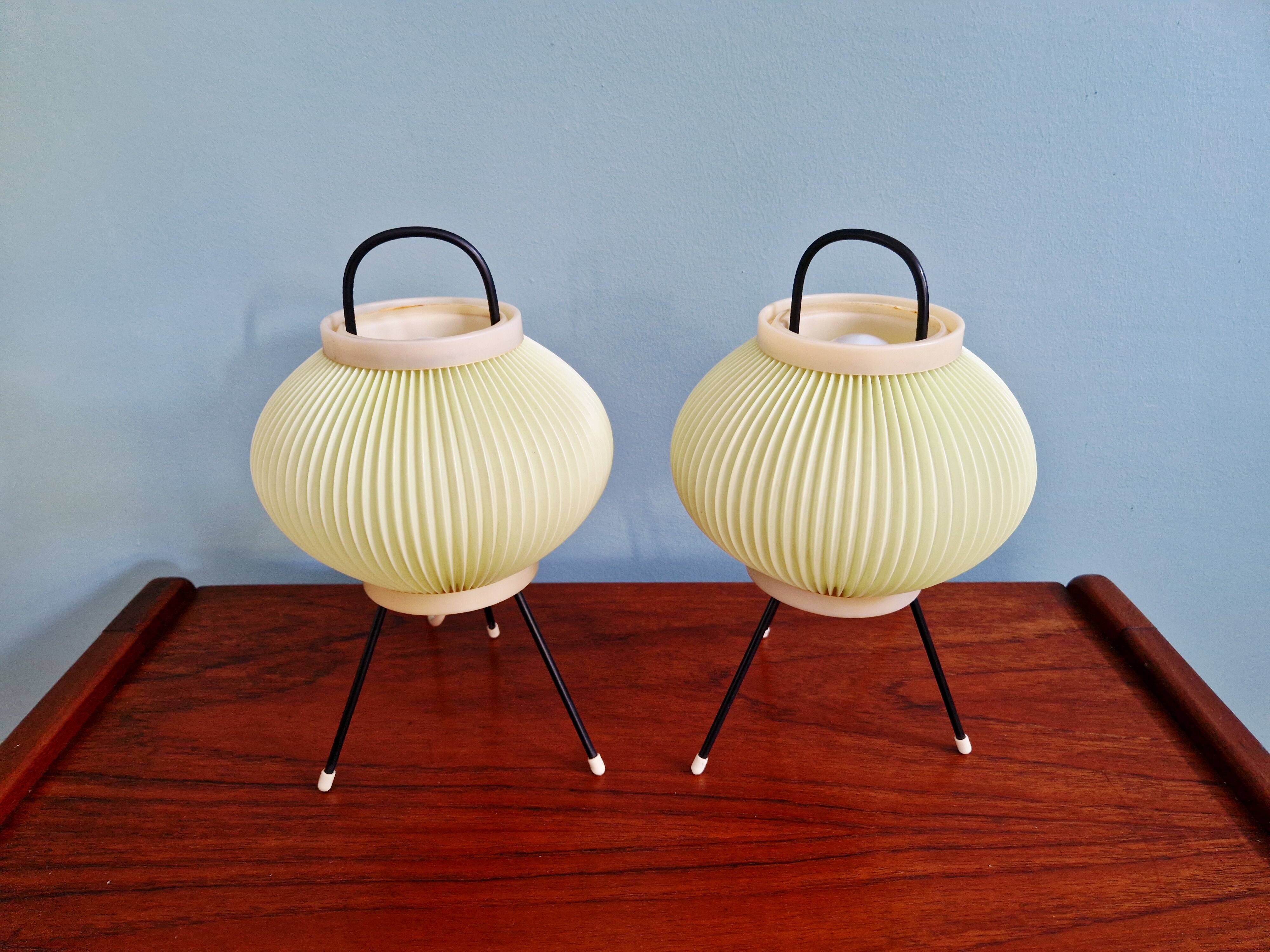 Paire de lampes tripode en celluloïd plissé vert pâle, 1960