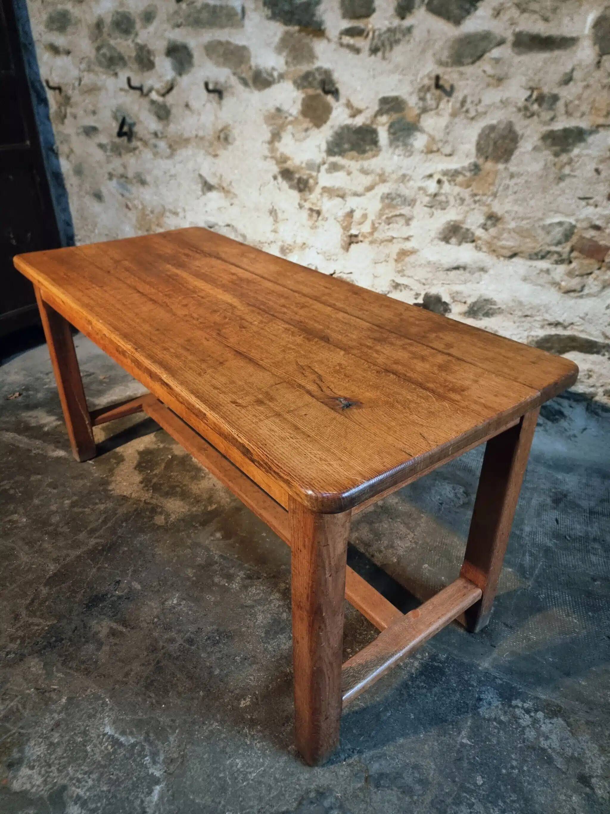 Table vintage en chêne français avec finition vernie d'origine