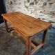 Table vintage en chêne français avec finition vernie d'origine