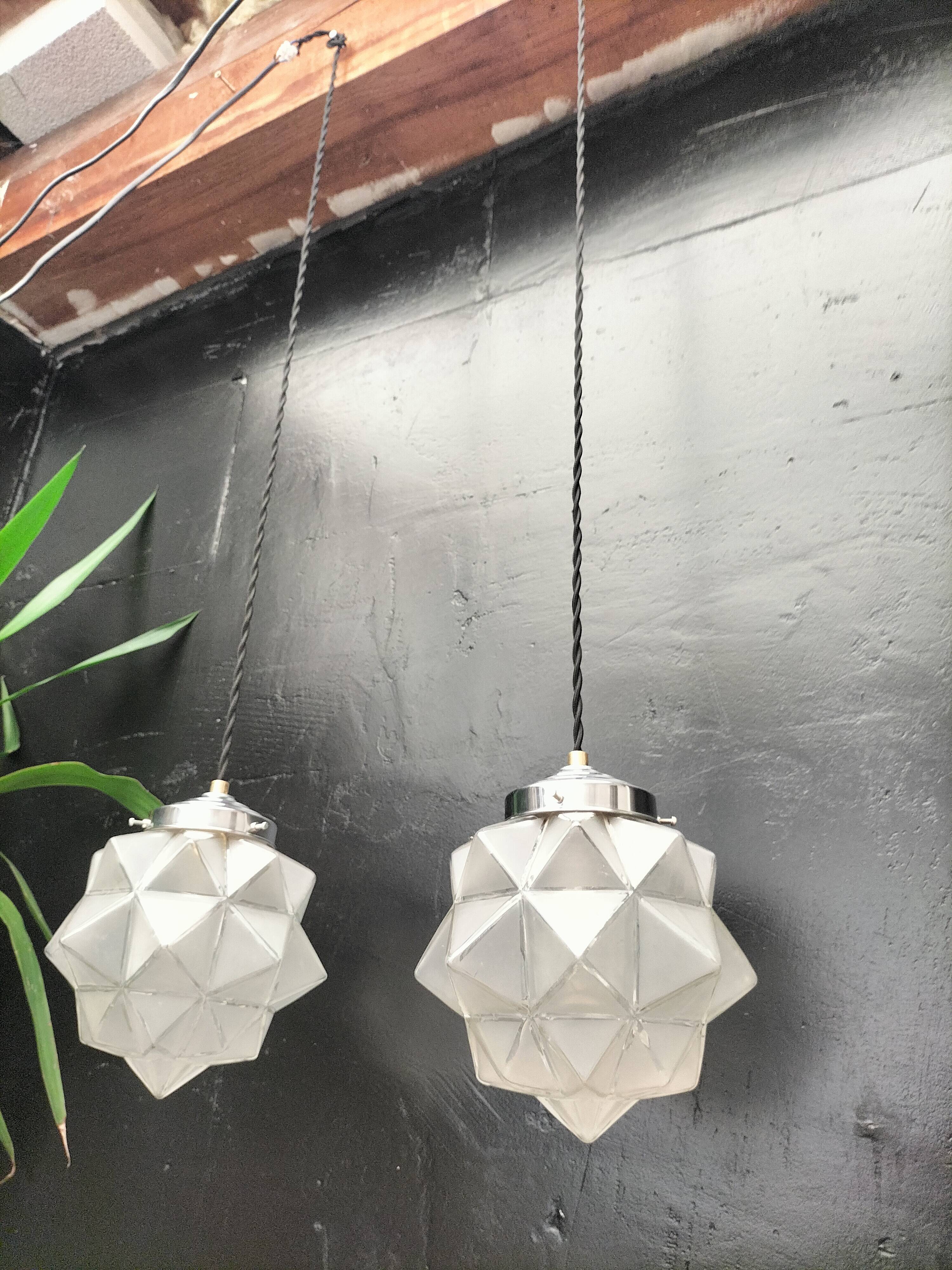 Paire de suspensions art déco en verre