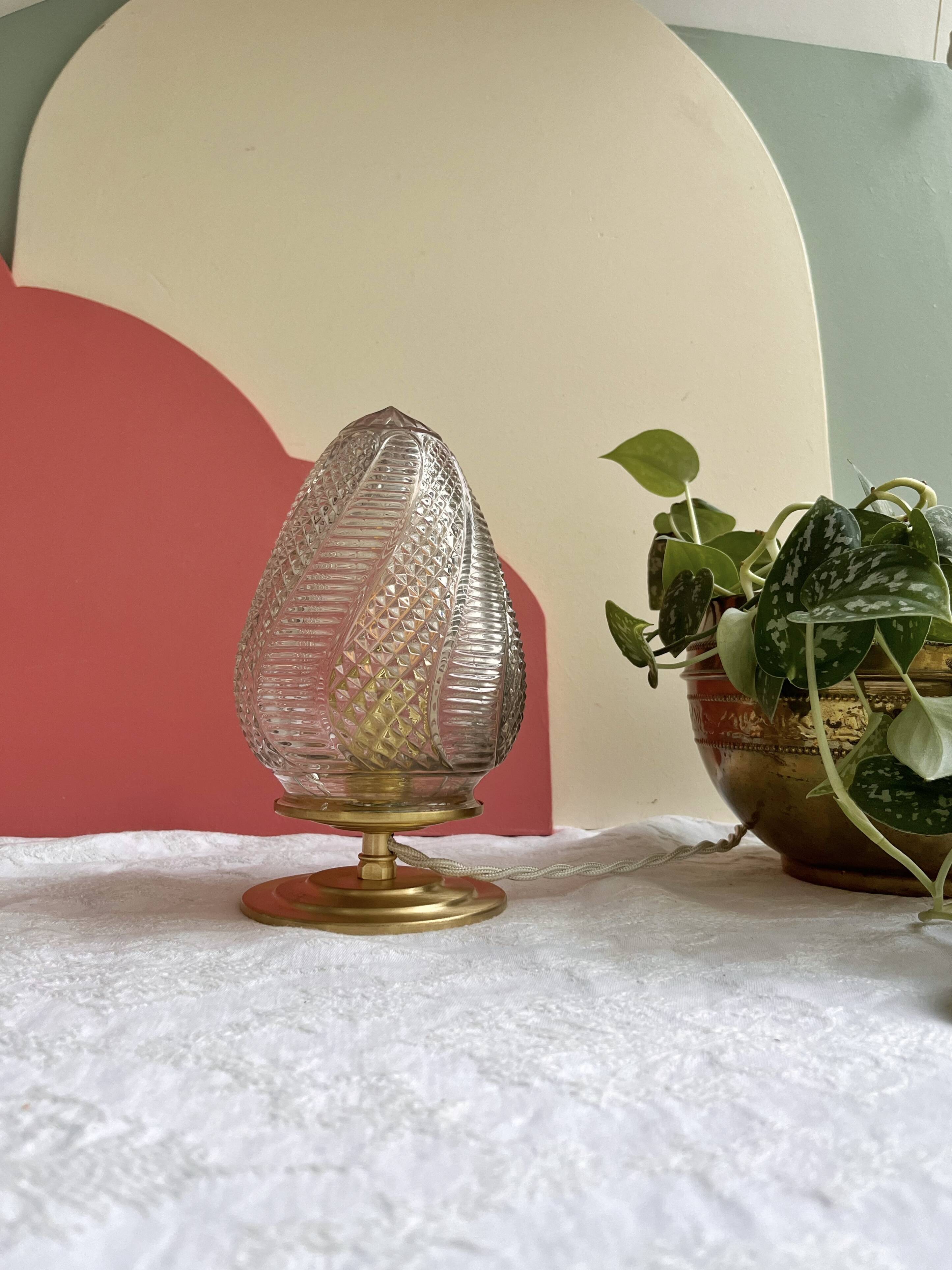 Vintage table lamp in chiseled glass - ogive glass globe