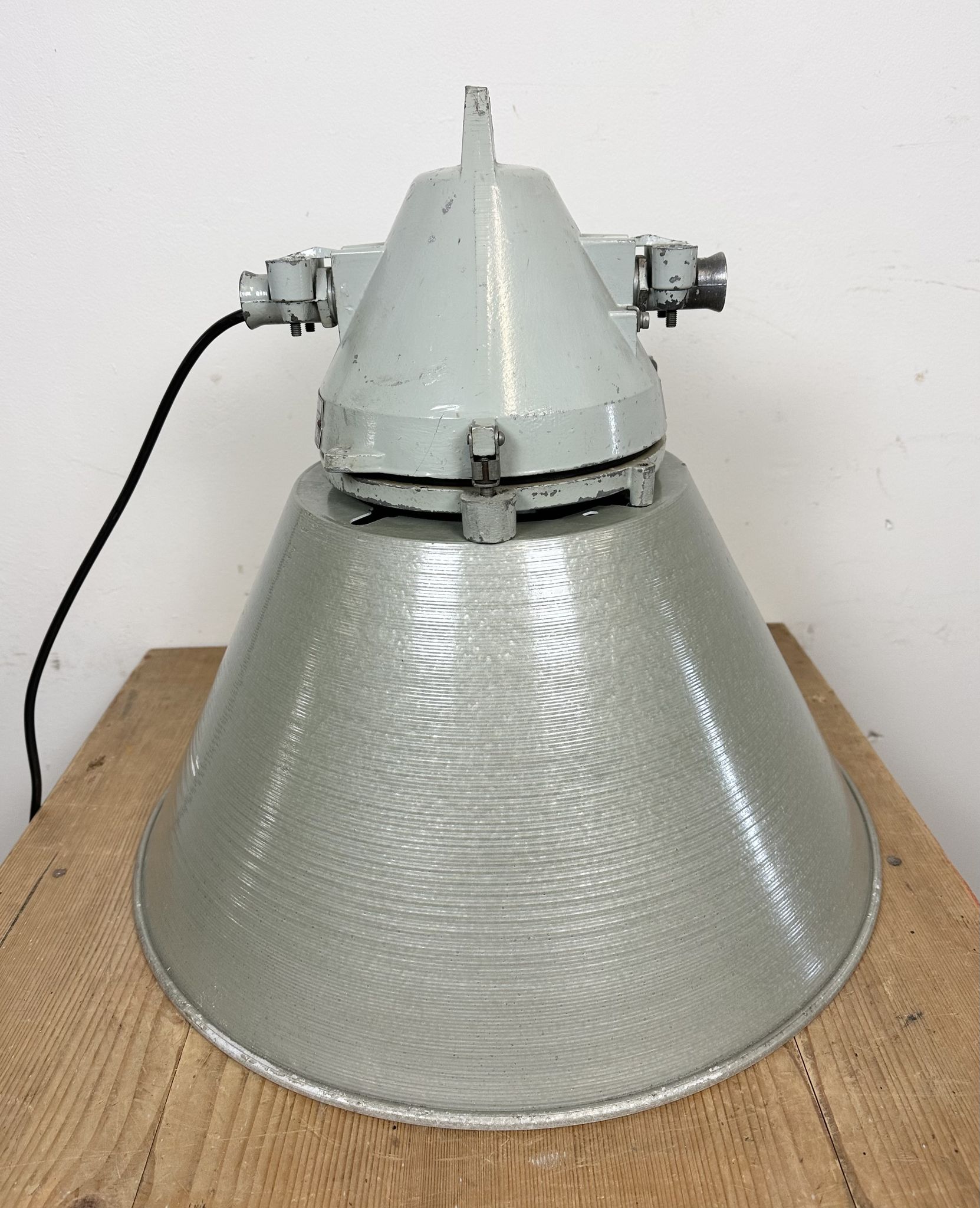Lampe antidéflagrante industrielle avec abat-jour en aluminium d’Elektrosvit, années 1970
