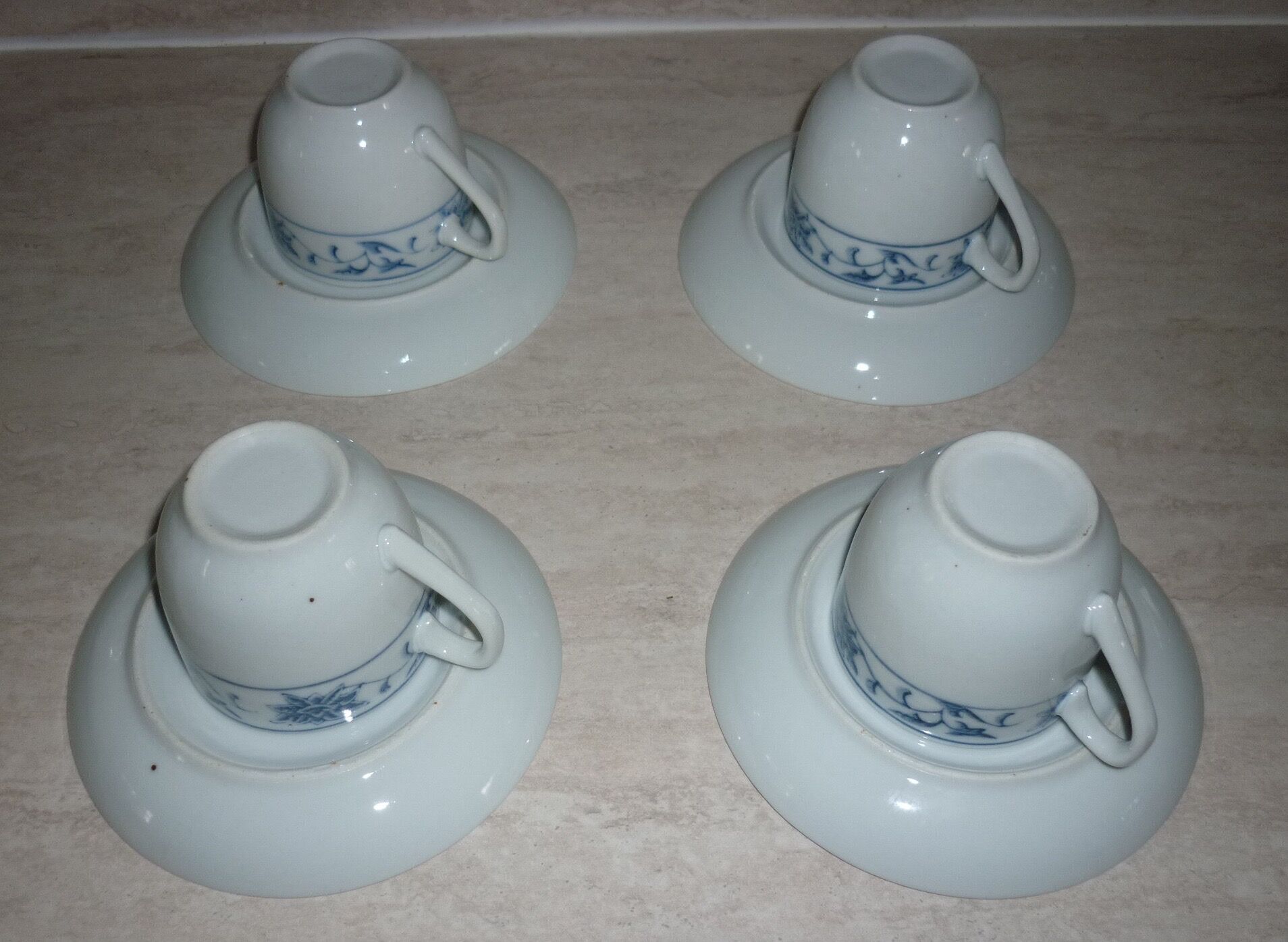 4 cups and sub-cups ceramic white and blue