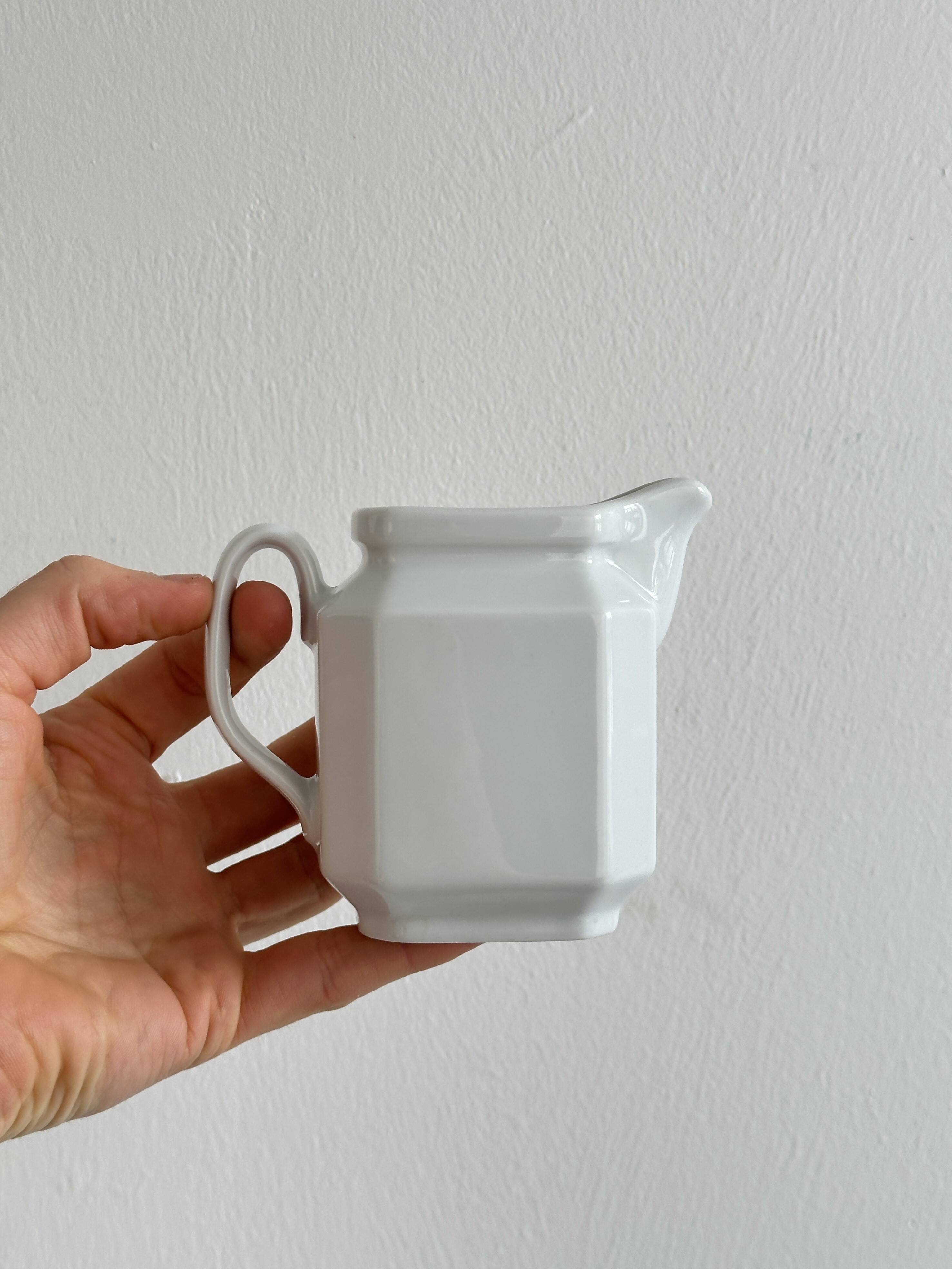 Pot à lait en porcelaine.