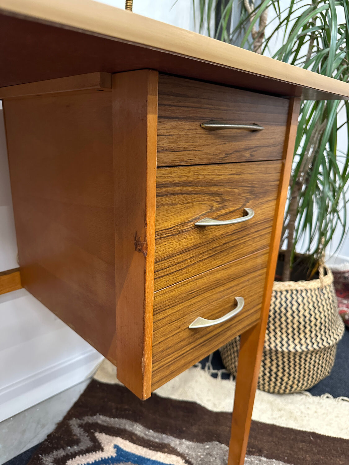 Desk formica compass legs