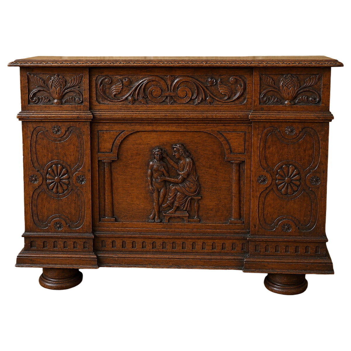 Renaissance-style chest in carved walnut from the 19th century.