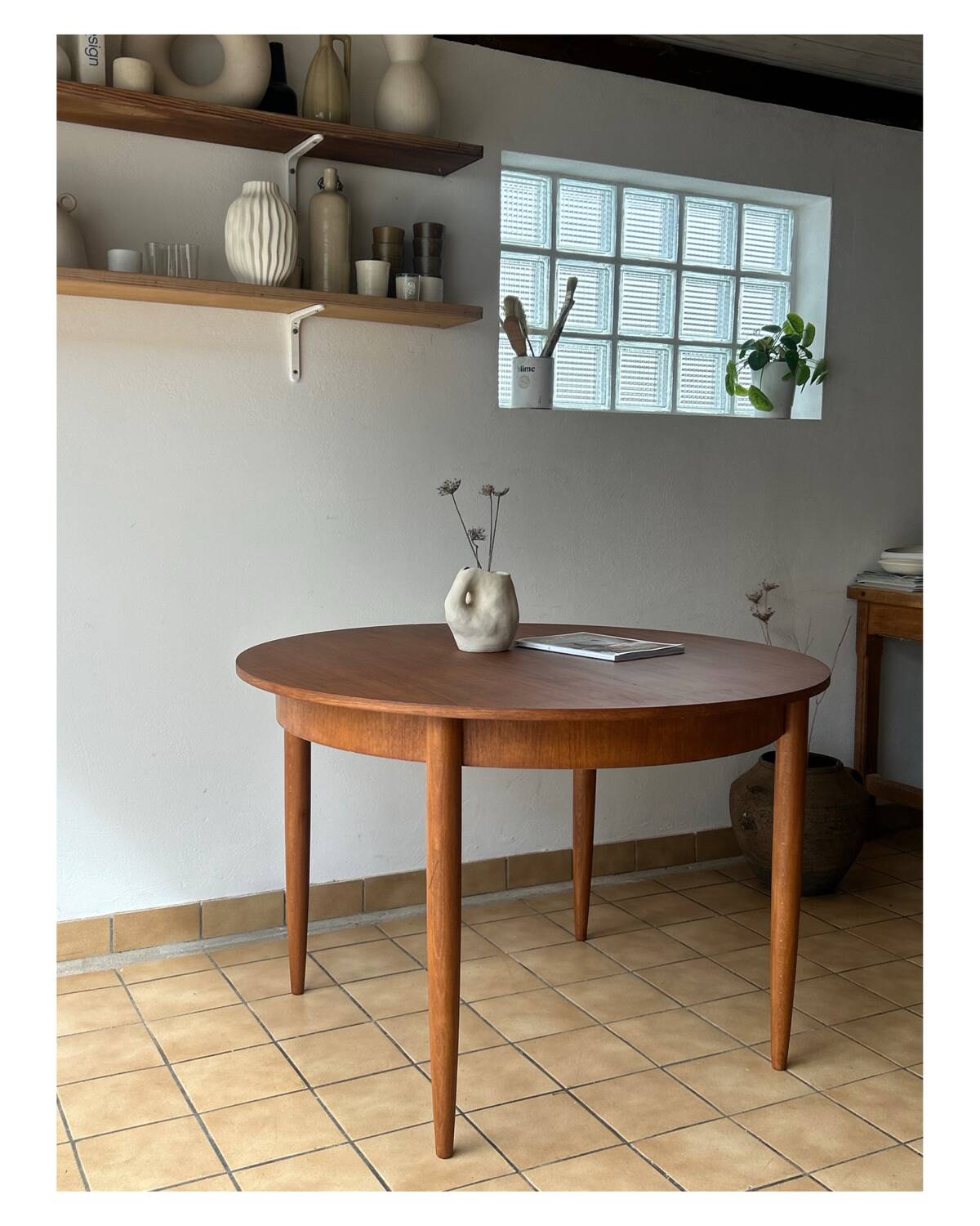 Extendable round table from the 1960s