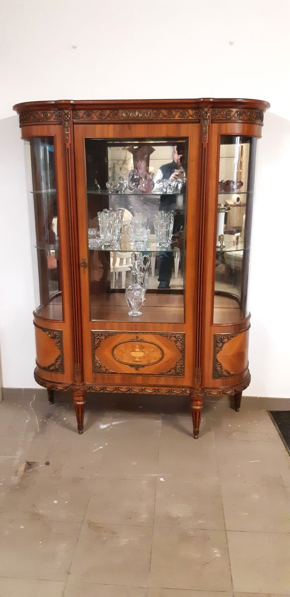 Showcase Louis XVI style, twentieth realization, signed cabinetmaking JP Ehalt of very good quality.