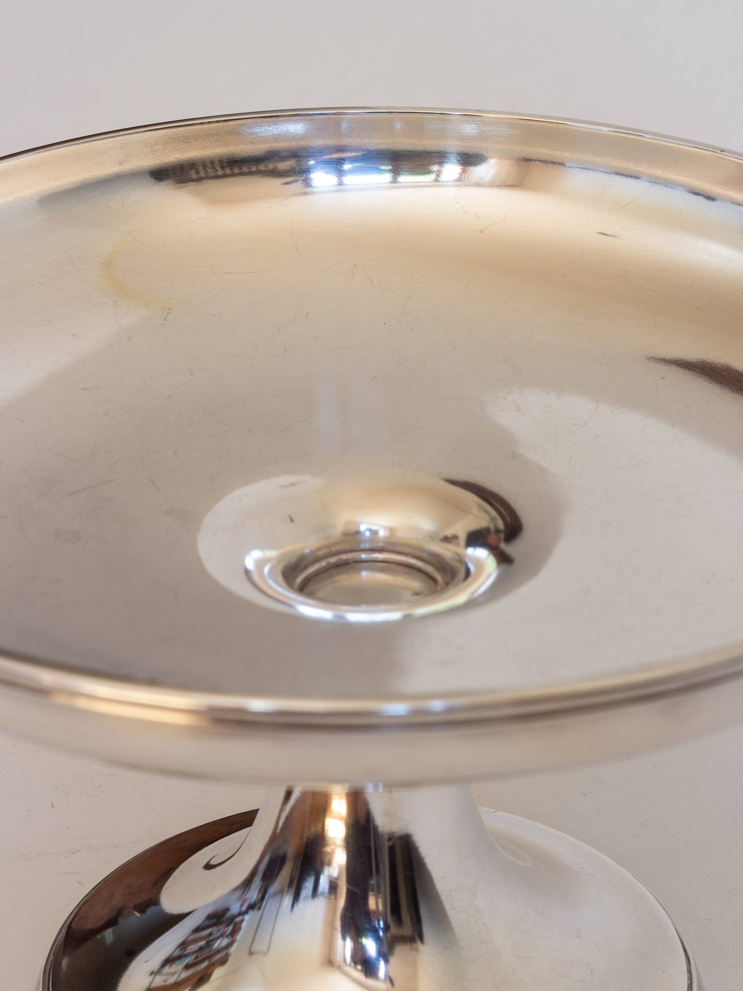 Servant, Cup on foot in white alloy metal, 1st quarter of the 20th century.