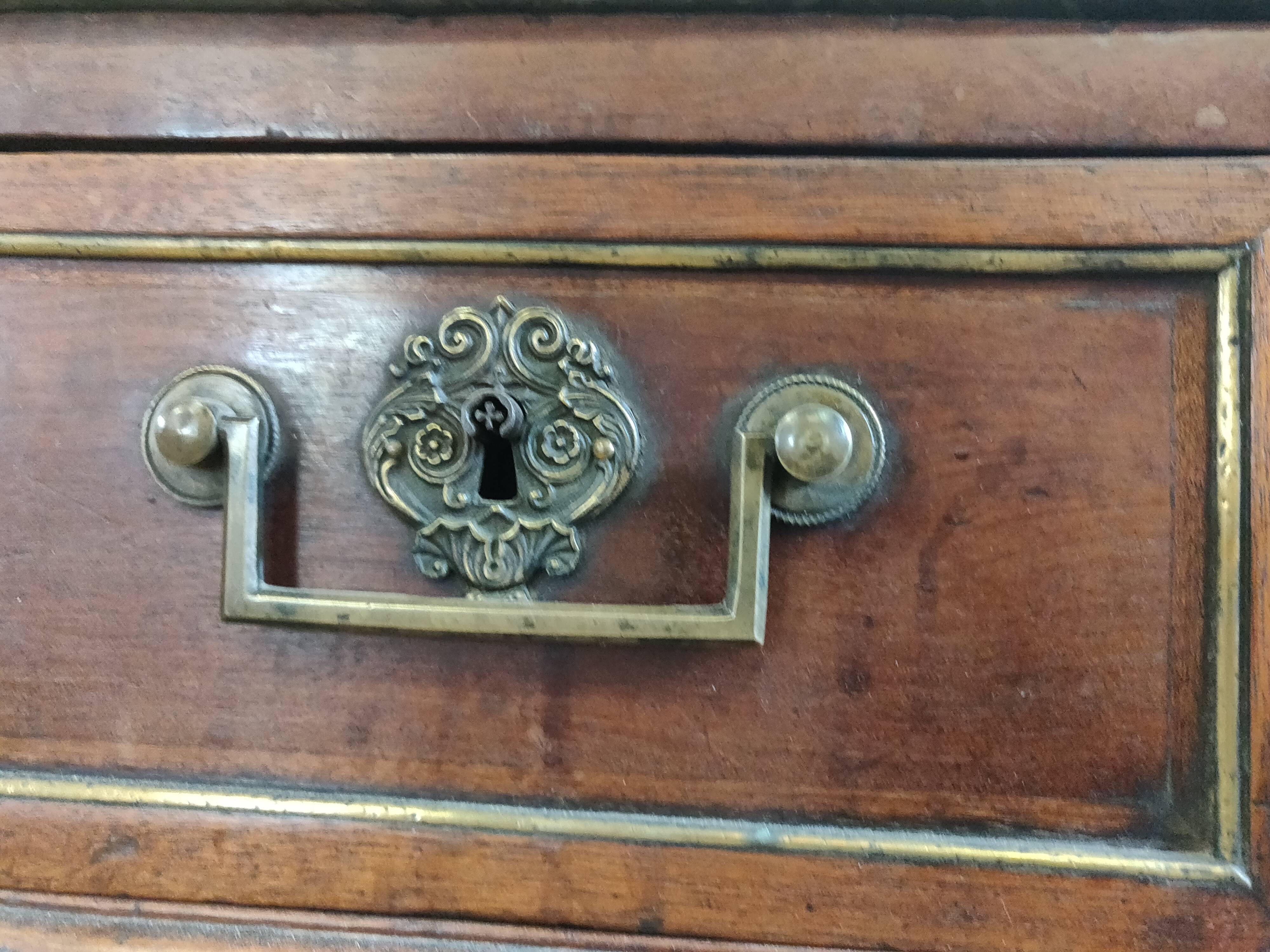 Louis XVI style chest of drawers clover lock