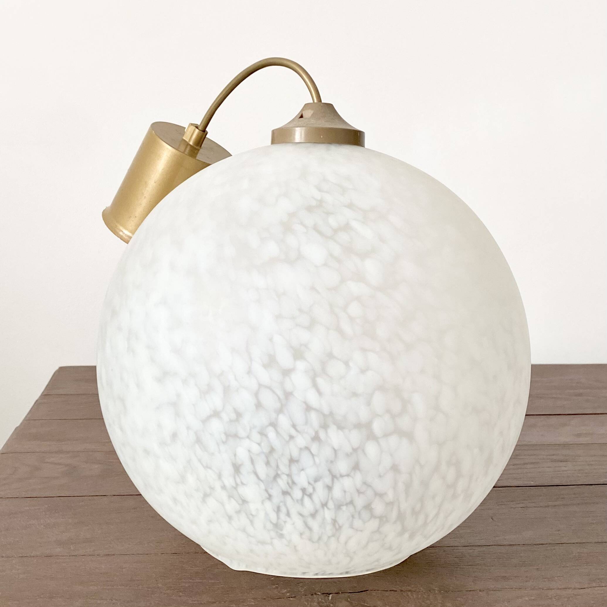 Clichy glass ball suspension