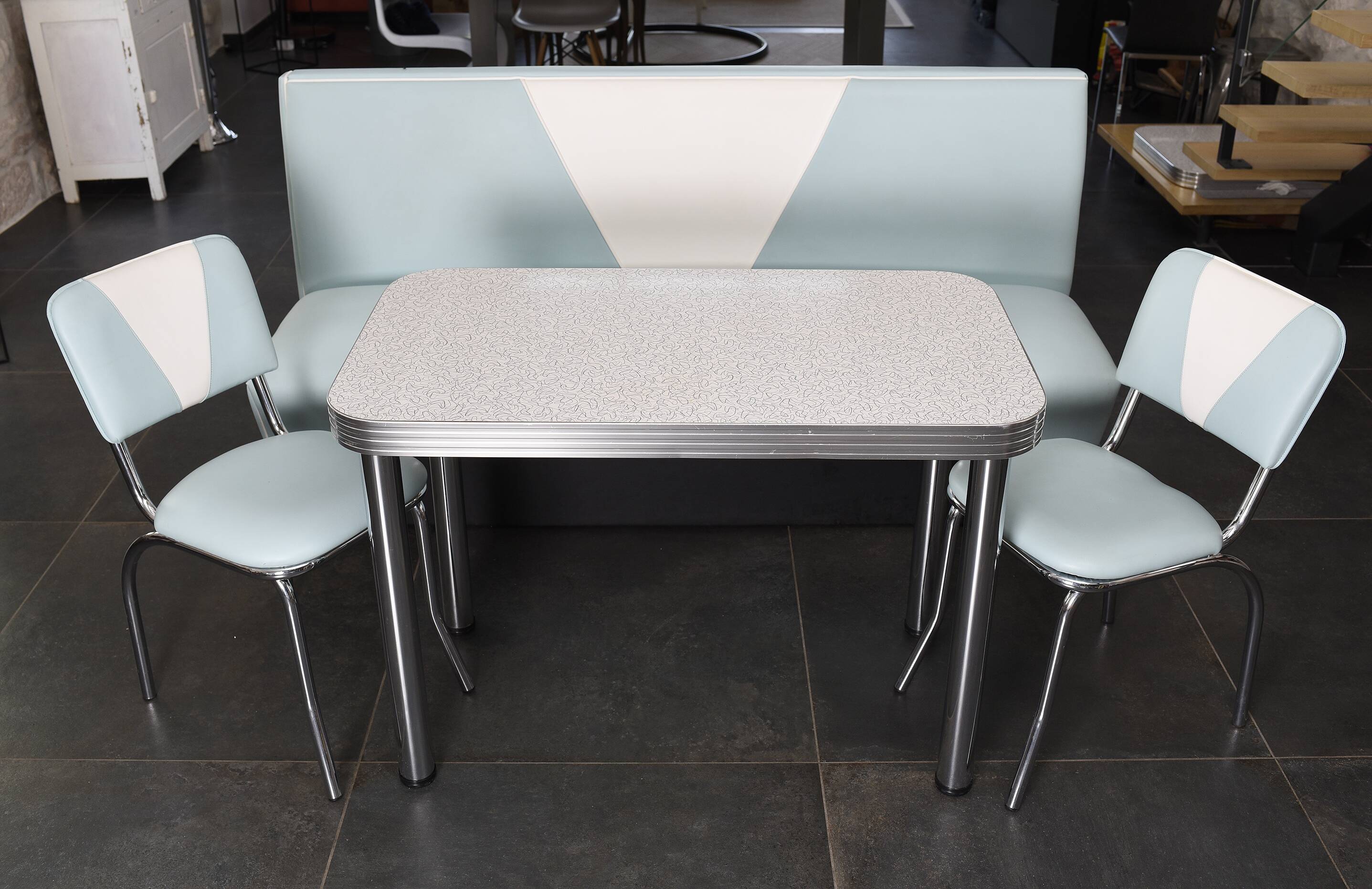 3-seater bench, table and 2 chairs, vintage American dinner style.