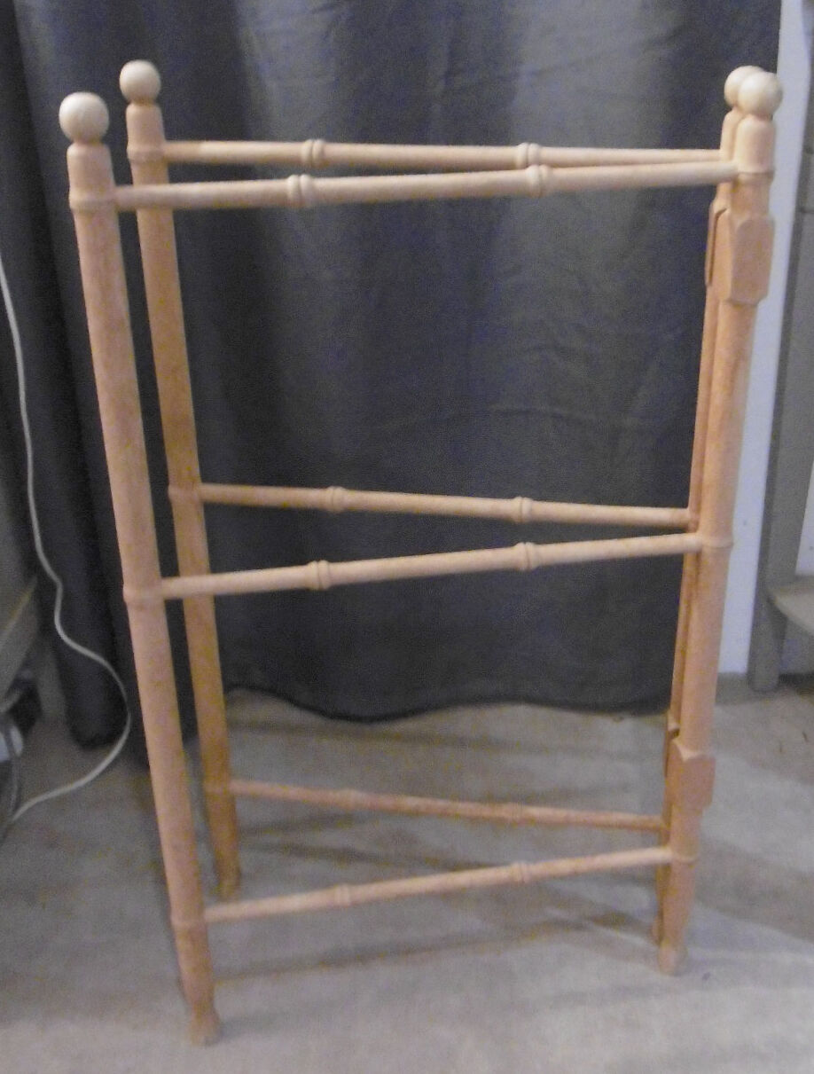 Old towel rack in natural wood XXeme