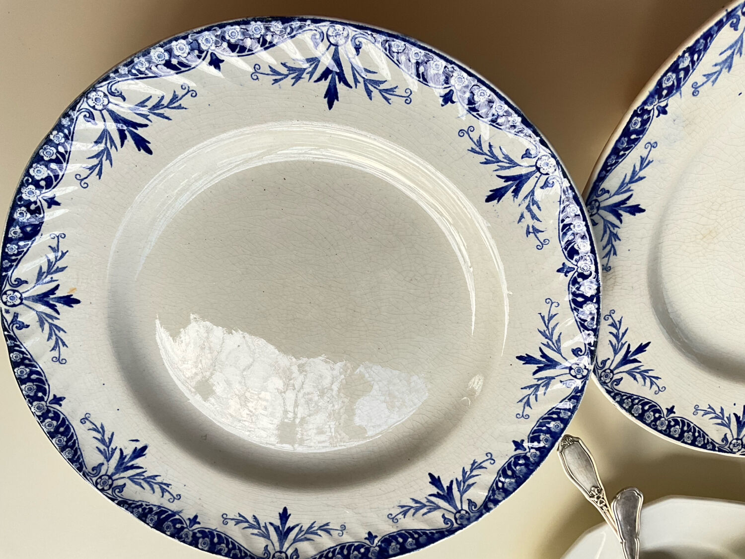 2 cake plates 'iron earth'