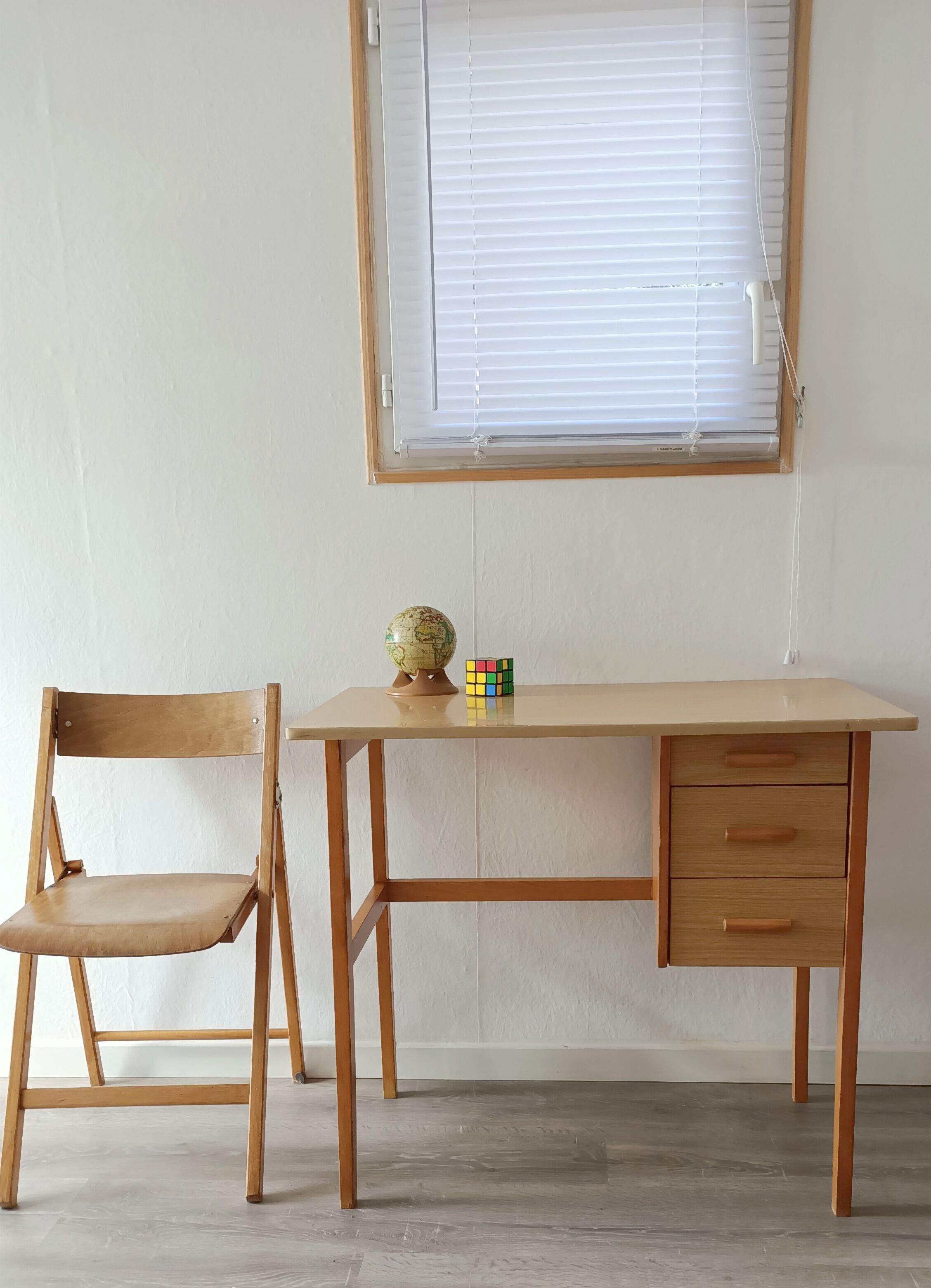 Desk 3 vintage drawers and its chair