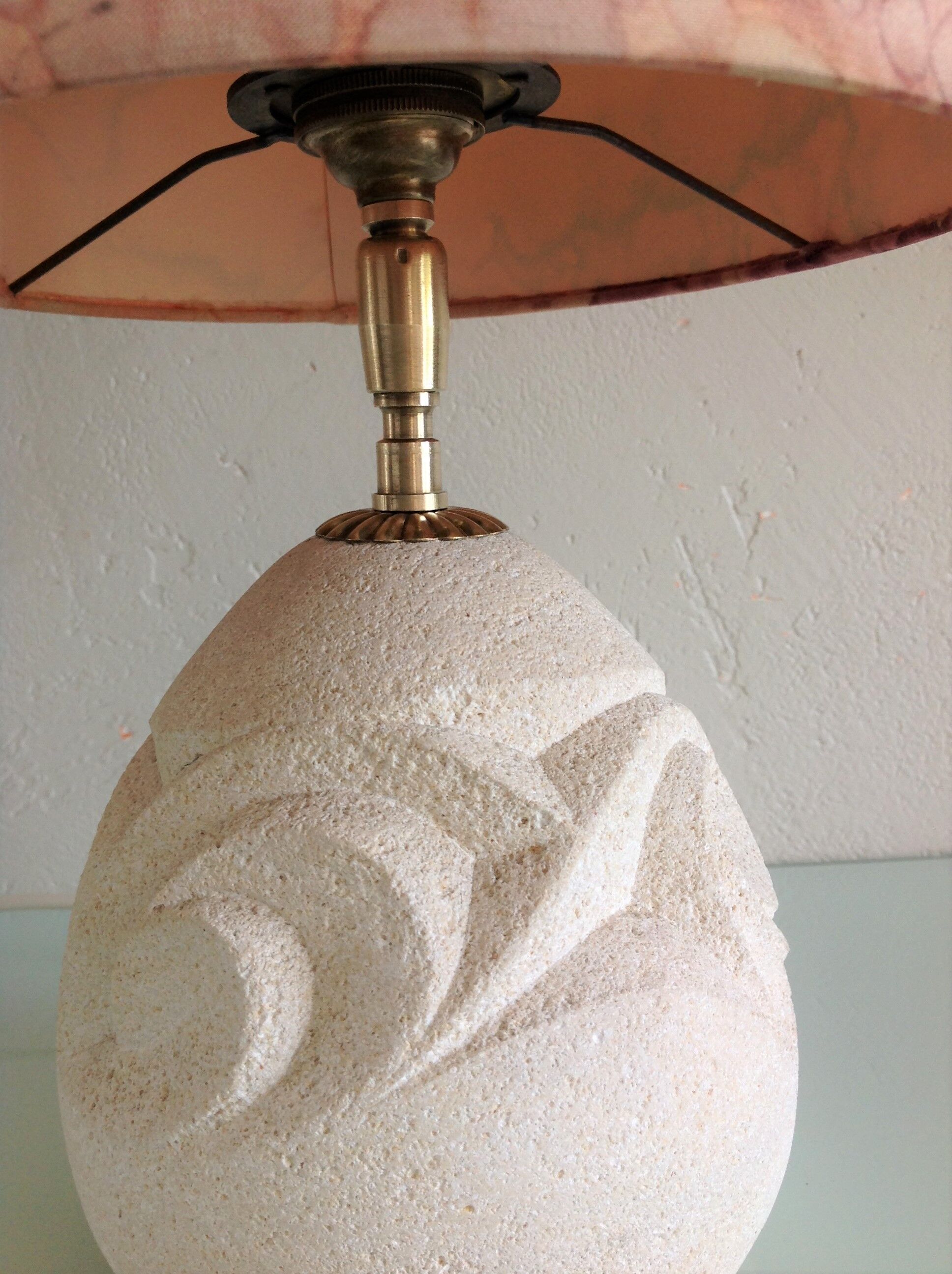 Ovoid lamp in carved stone and printed lampshade / vintage 60-70s