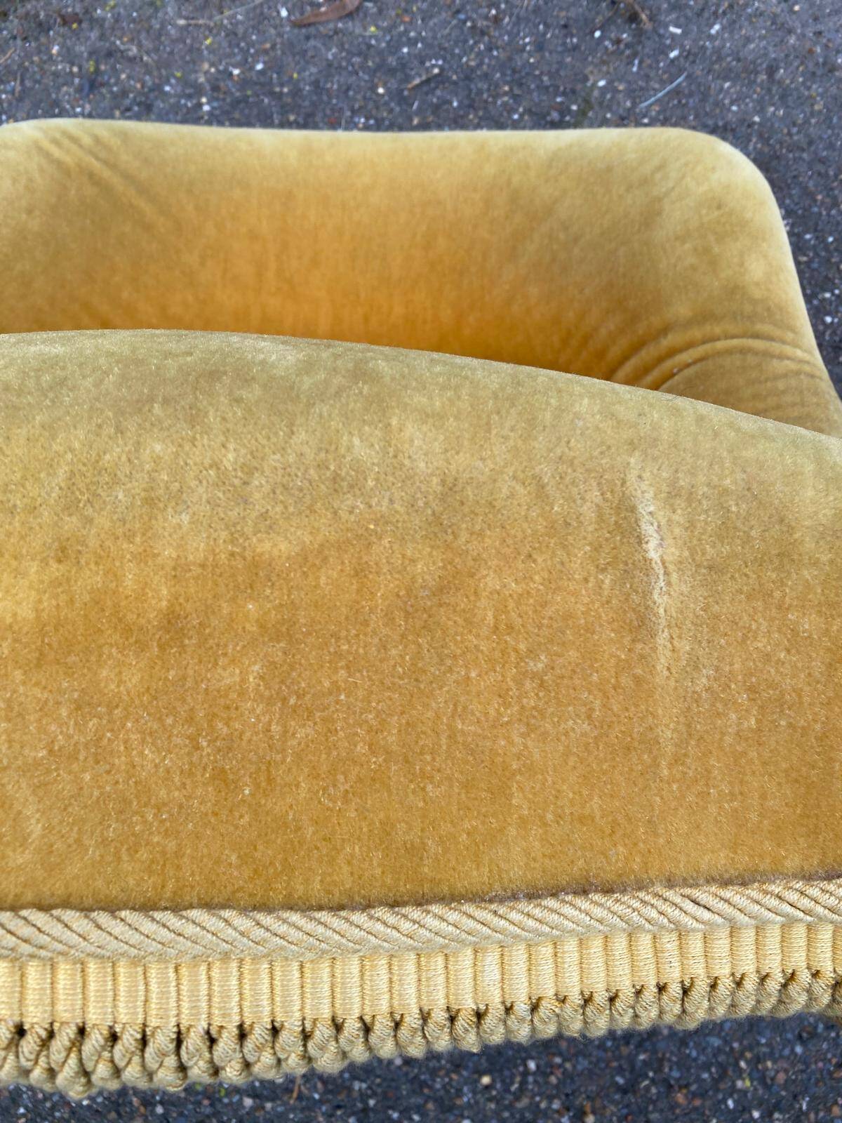 Fauteuil crapaud en velours jaune moutarde du 19ème
