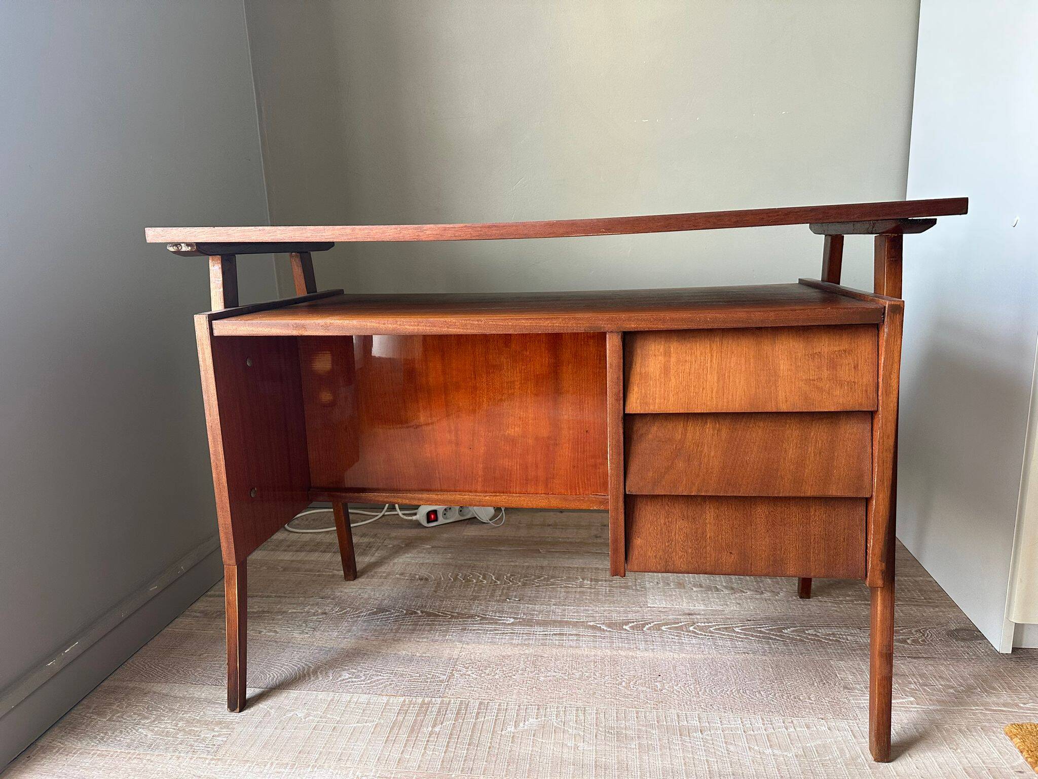 Bureau en bois du milieu du siècle
