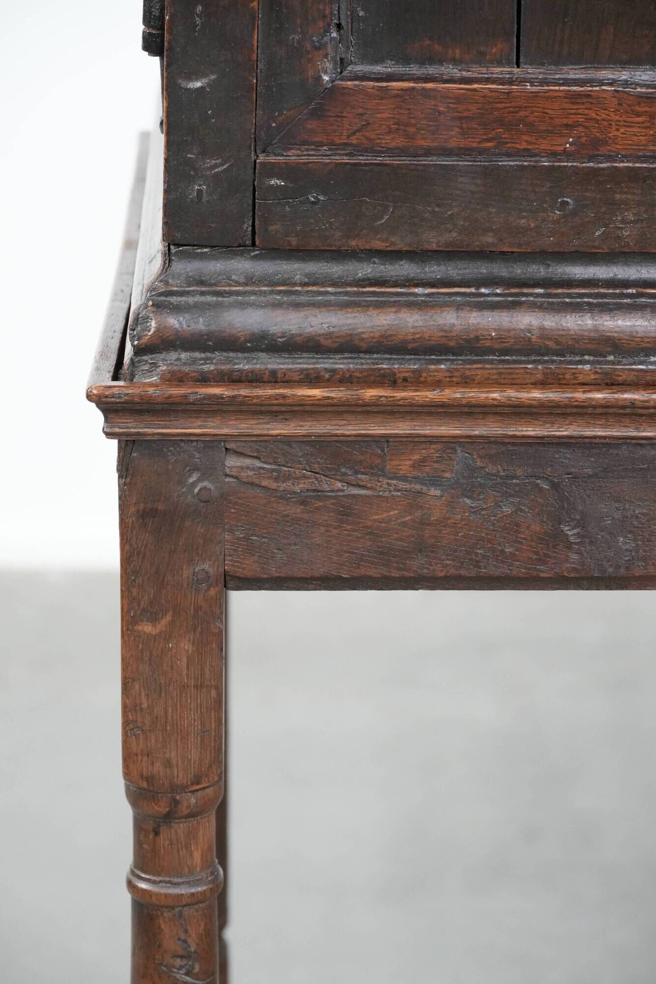 Unieke antieke Engelse kast/ cabinet on stand van eikenhout uit de 17e eeuw