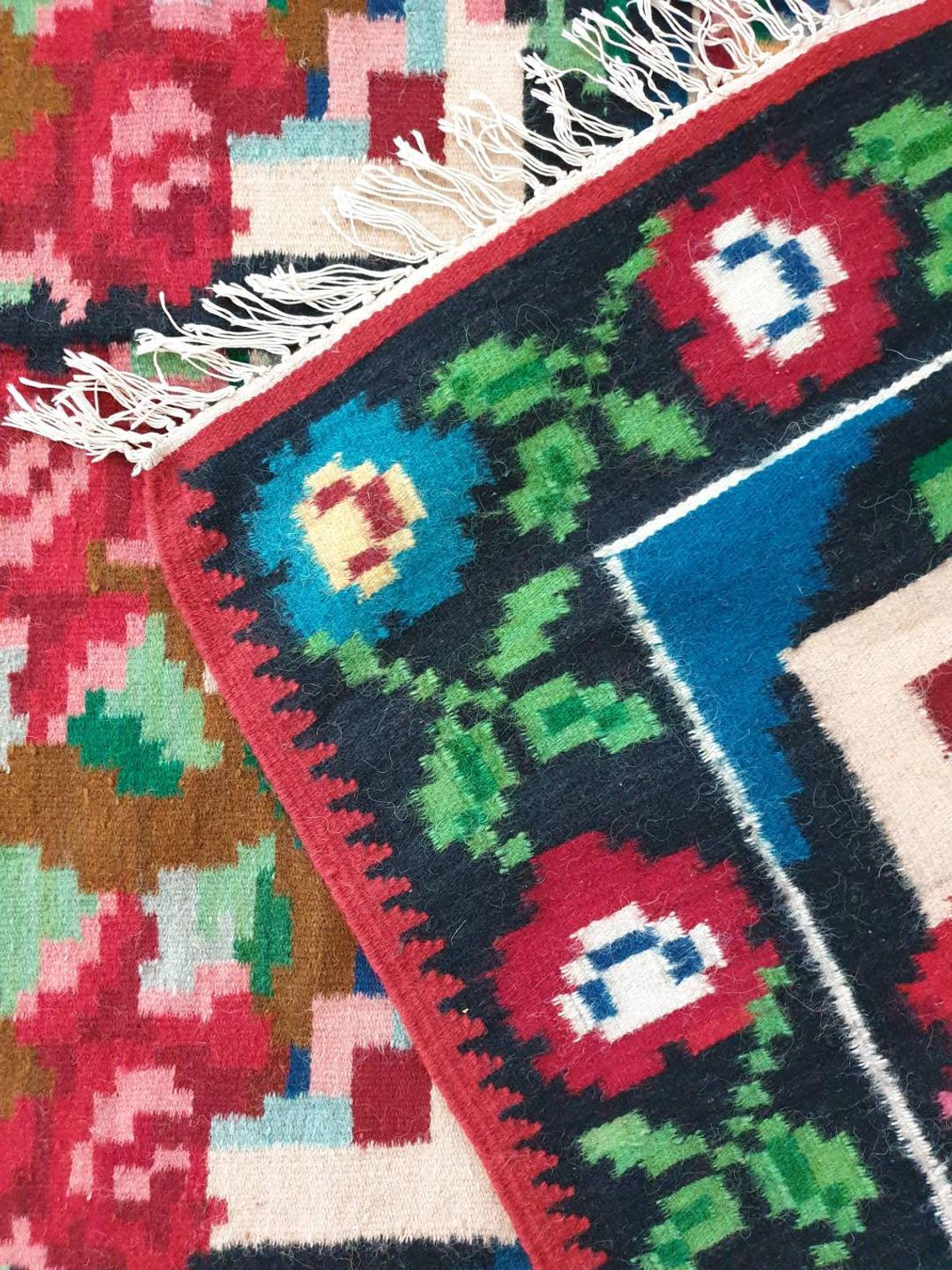 Rug with roses made by hand in Romania
