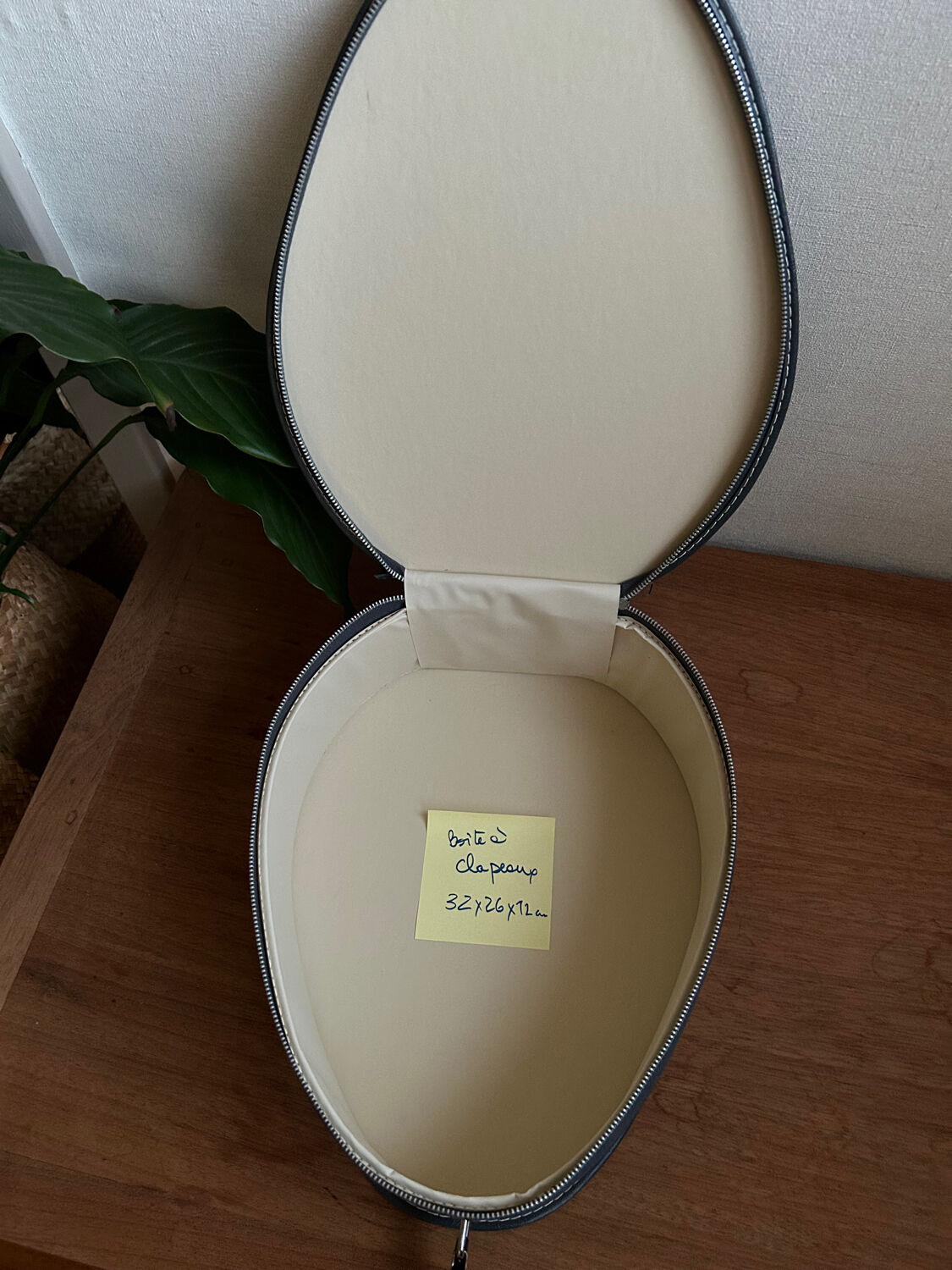 Complete set of "stewardess" nesting suitcases