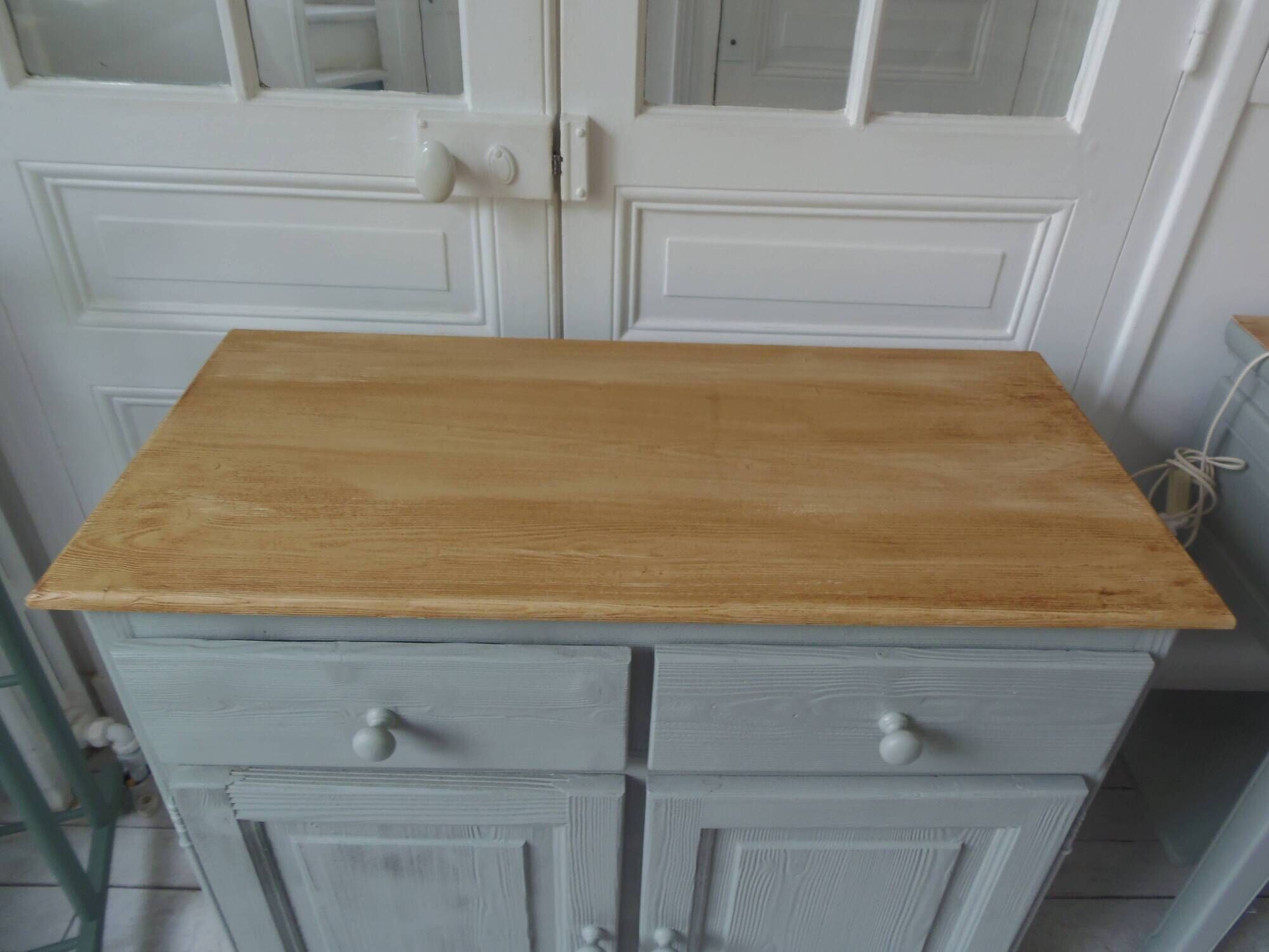 Buffet compacte avec 2 tiroirs, 2 portes,  réenchanté en vert de gris.