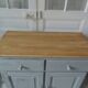 Buffet compacte avec 2 tiroirs, 2 portes,  réenchanté en vert de gris.
