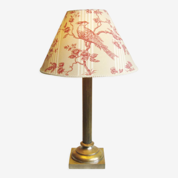 Old column lamp with its lampshade in toile de Jouy