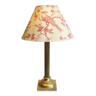 Old column lamp with its lampshade in toile de Jouy