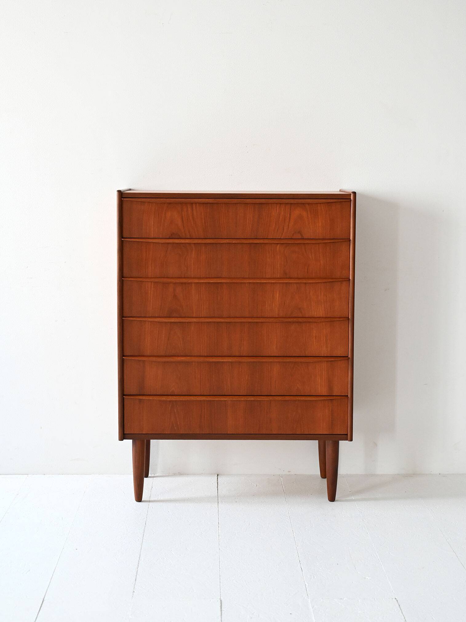 Commode scandinave vintage avec poignées sculptées