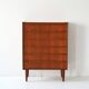 Commode scandinave vintage avec poignées sculptées