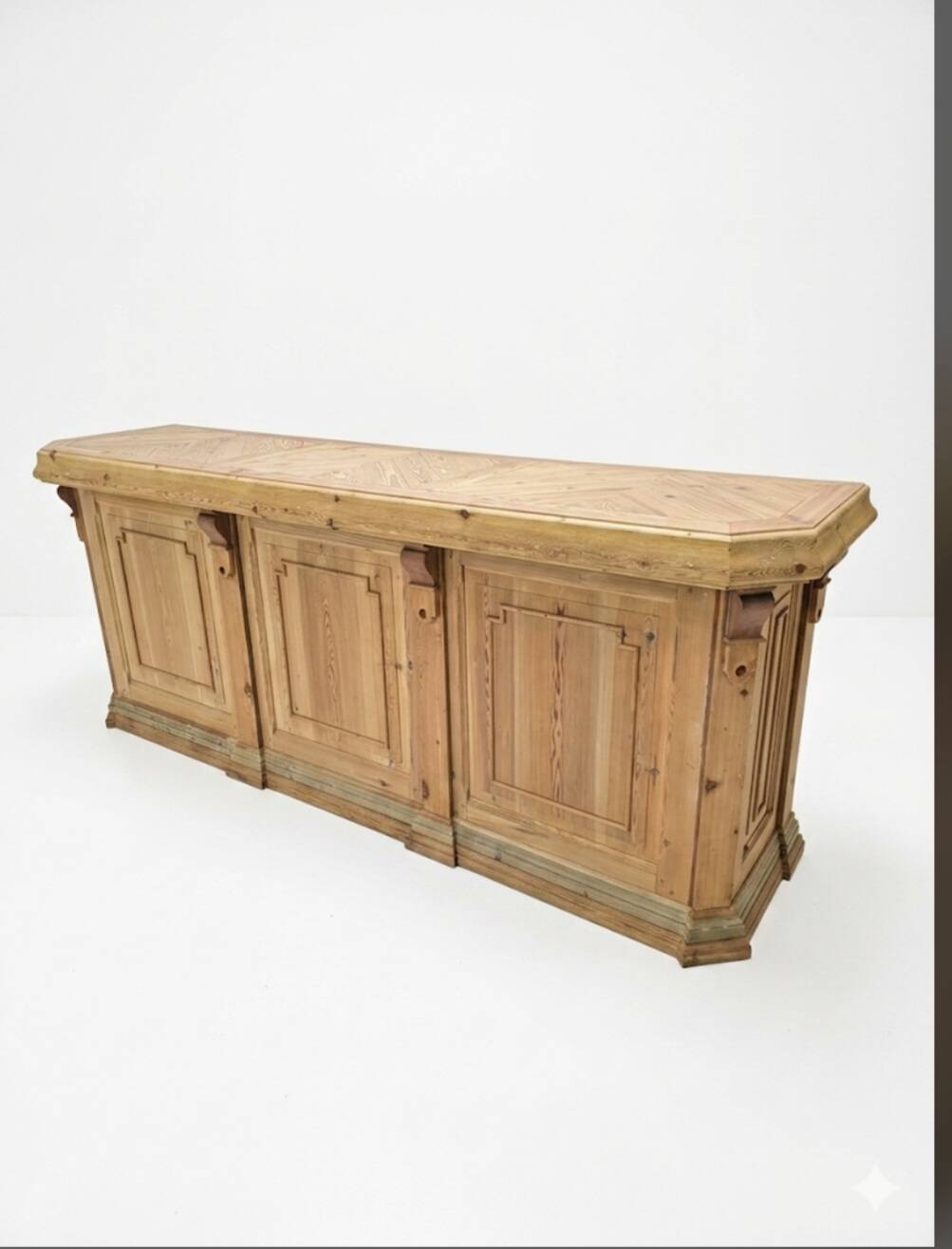 Bistro counter with a Hungarian point design.