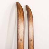 Paire de skis en bois vintage avec fixations Geze Kandahar et bâtons en bambou, années 1950