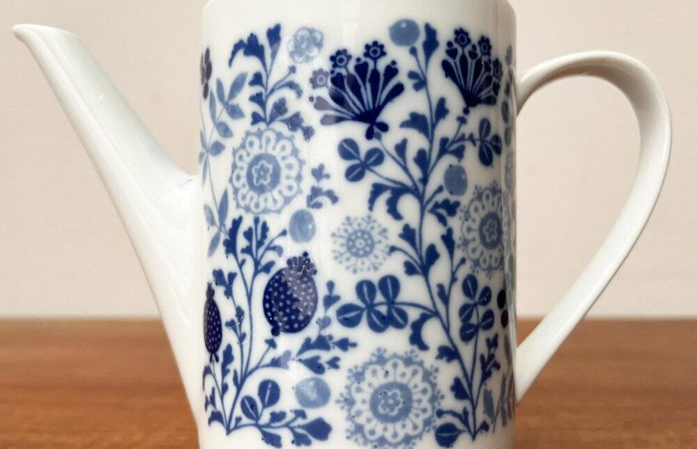 Teapot or coffee pot in German ceramic from the mid-century, Hamburg Form 20 series decor Blumenspiel by Lieselotte Kantner for Melitta, 1960s.