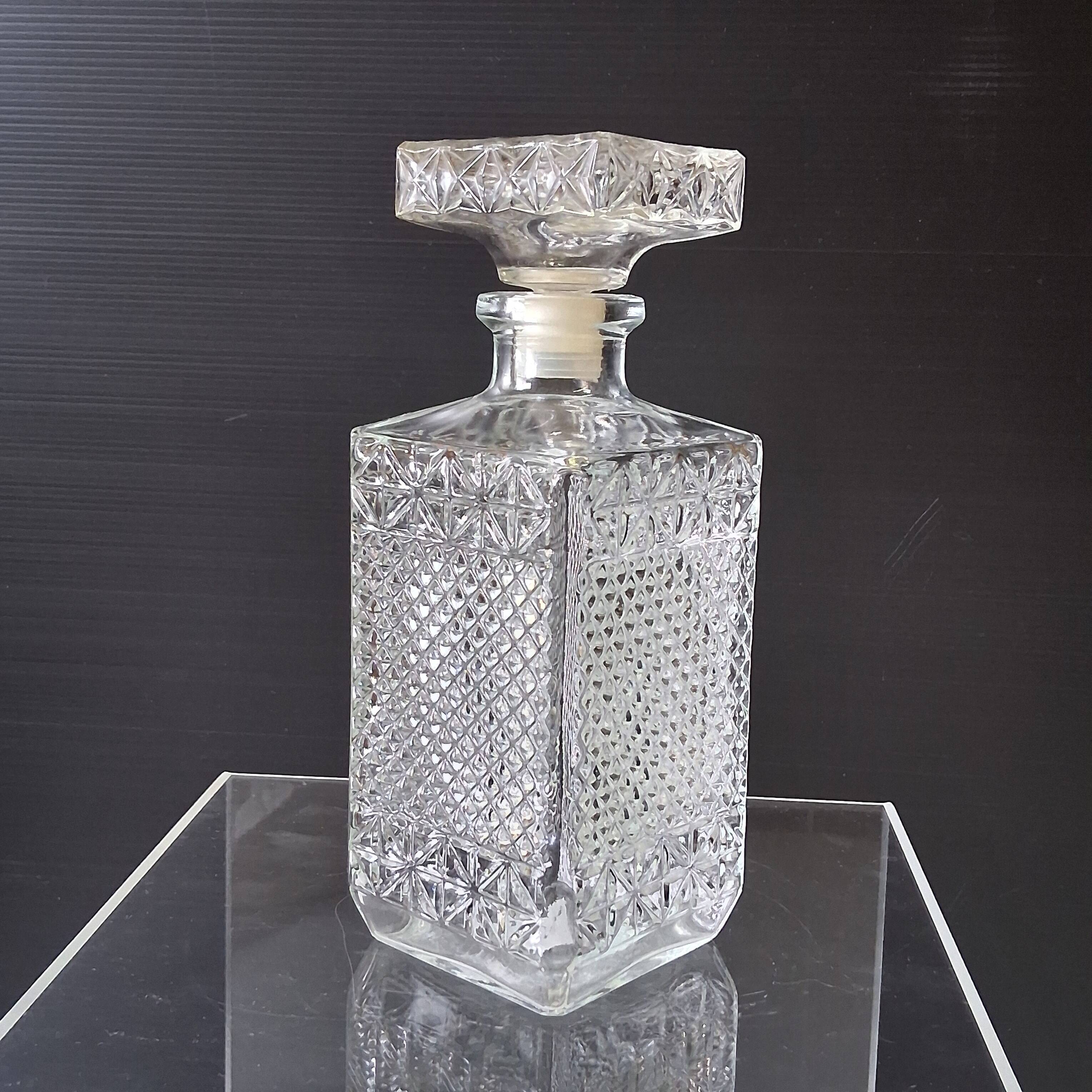 Very nice whisky/juice carafe in glass in very good condition.