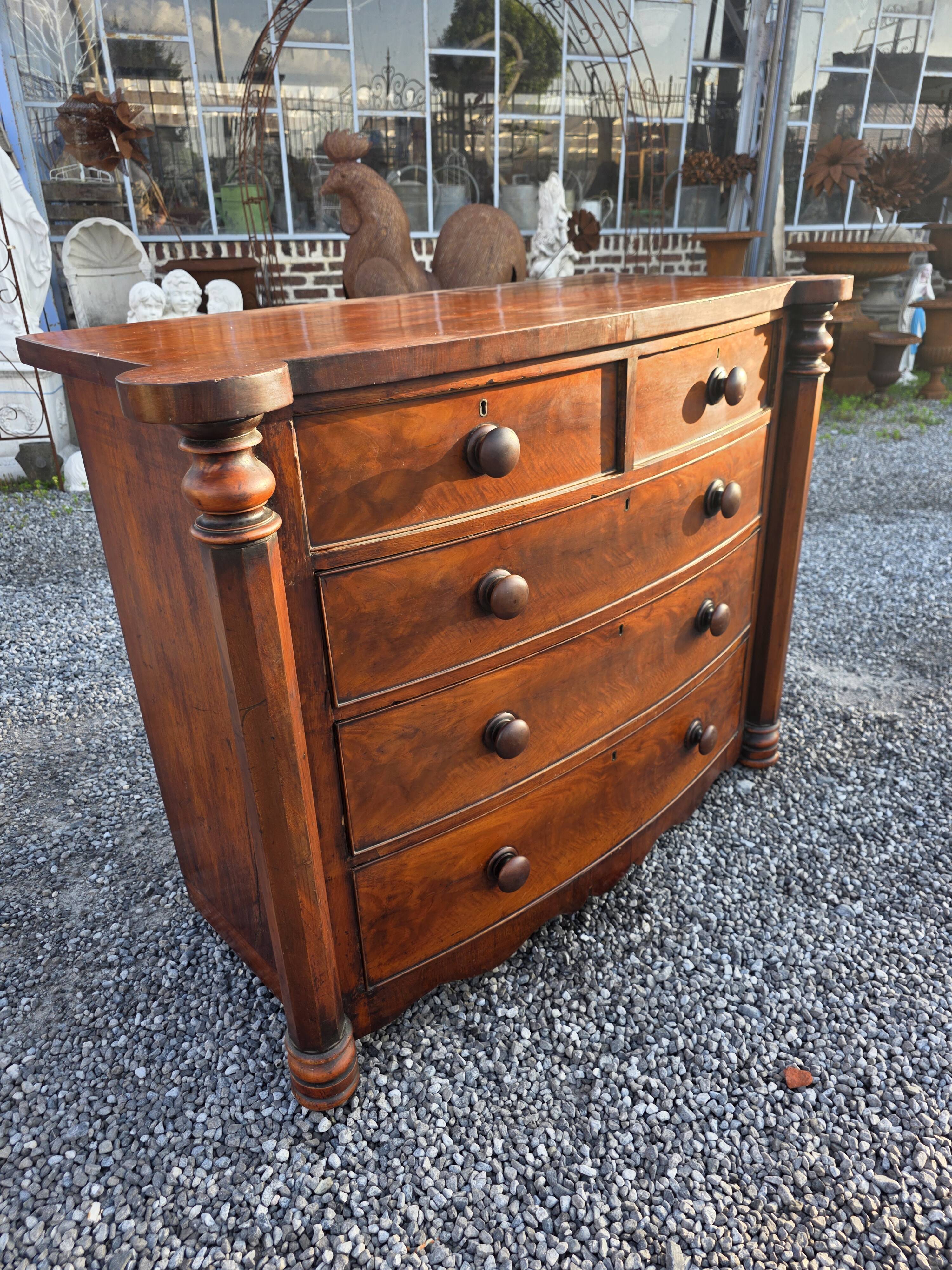 Commode galbée ancienne en acajou de style anglais