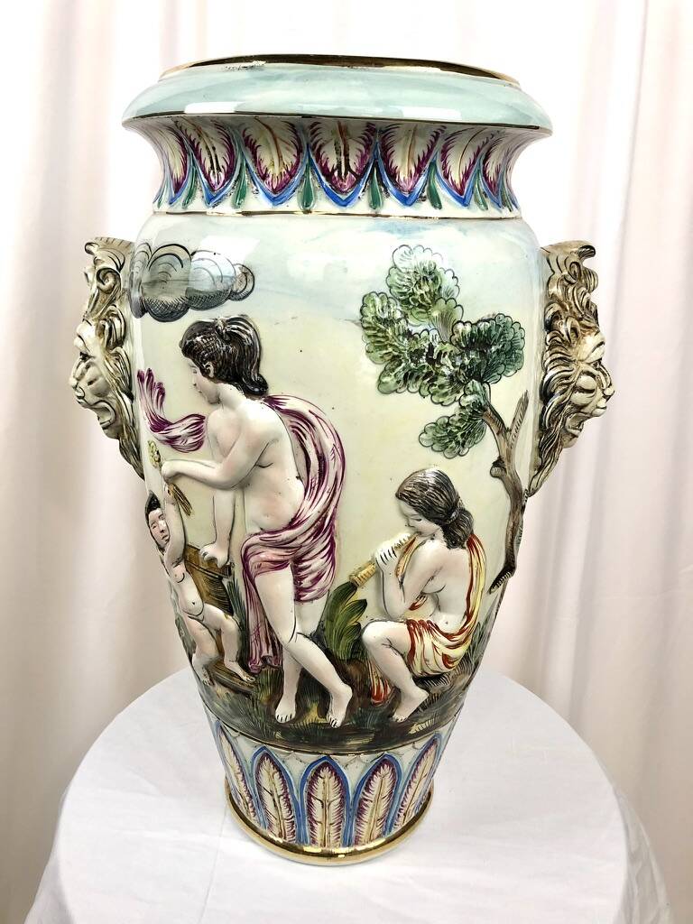 Large vase signed Capodimonte, Italy 1980s – Antique scene and lion heads