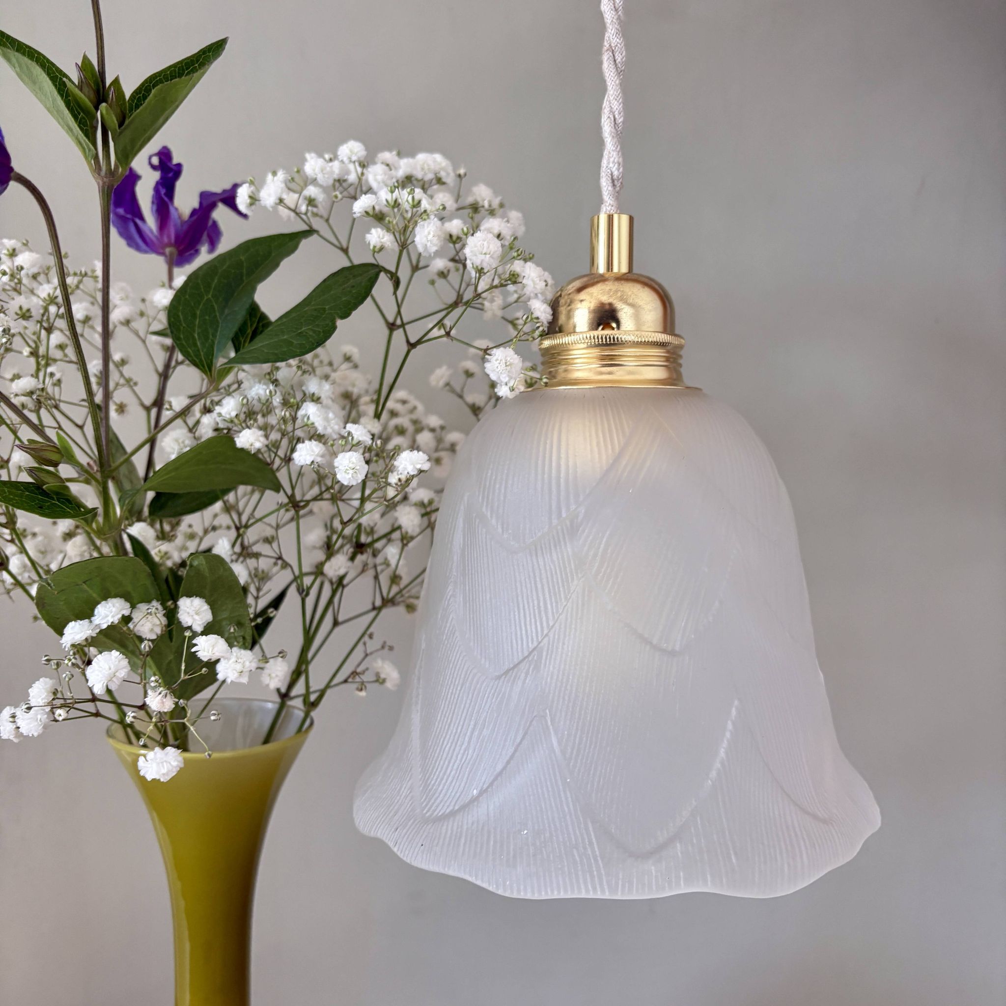 Suspension tulipe vintage en verre dépoli