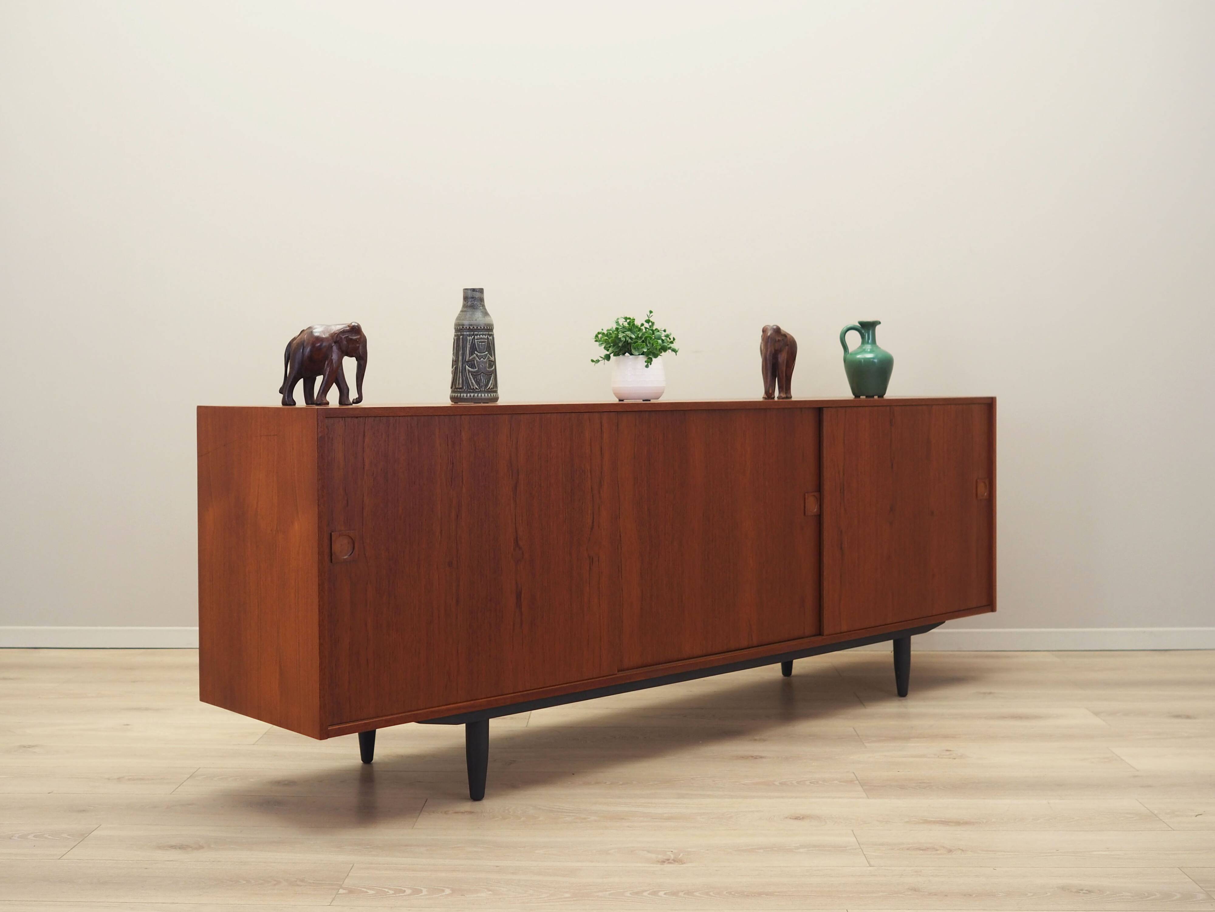 Buffet en teck, design danois, années 1970, production : Danemark