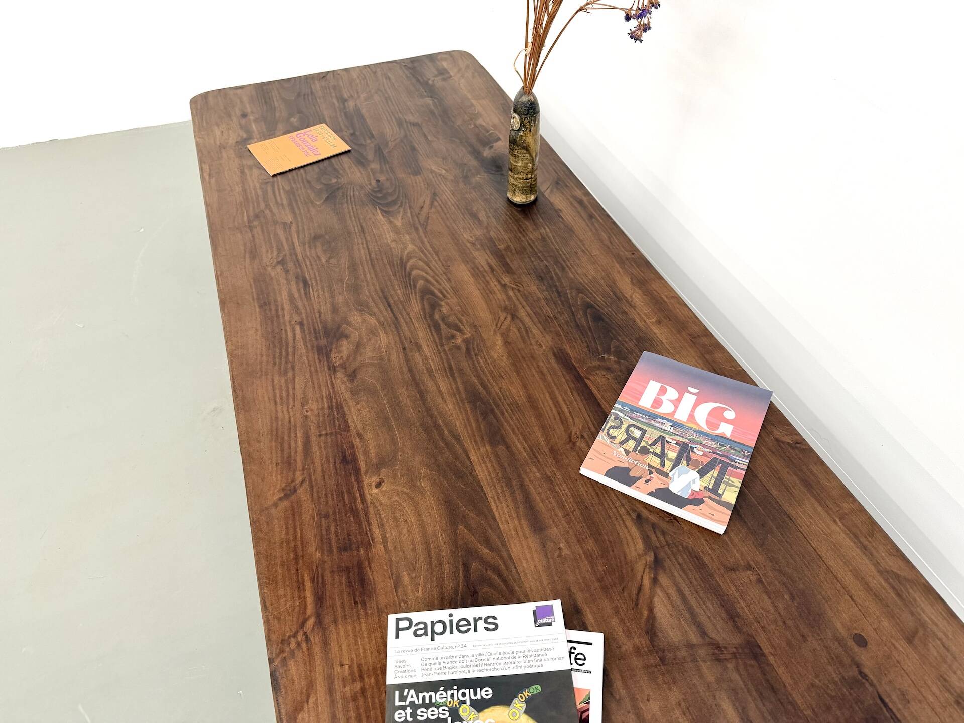 Modernist coffee table in solid elm, cylindrical pine base, 1970s.