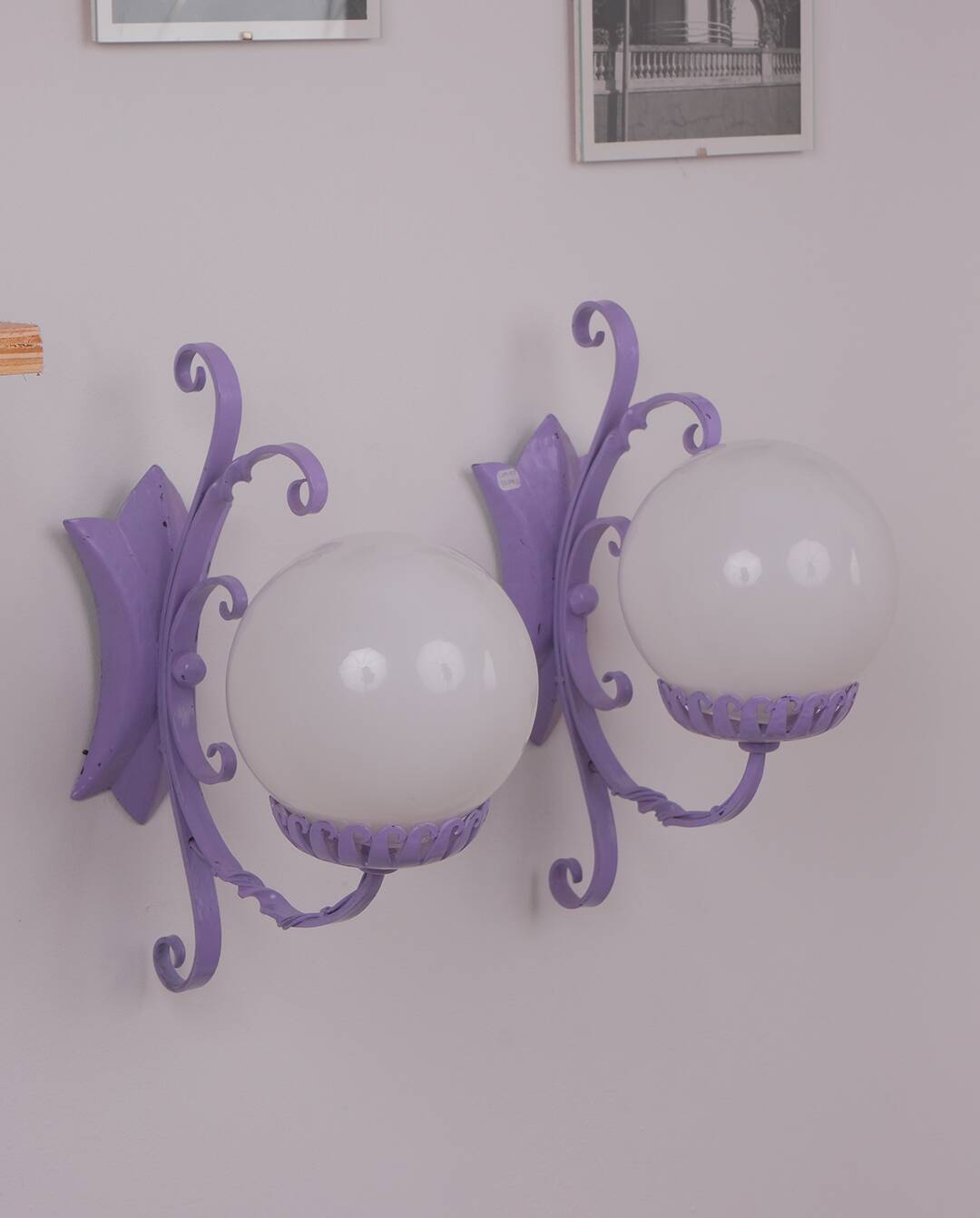 Appliques en fer forgé et sphères en verre x2