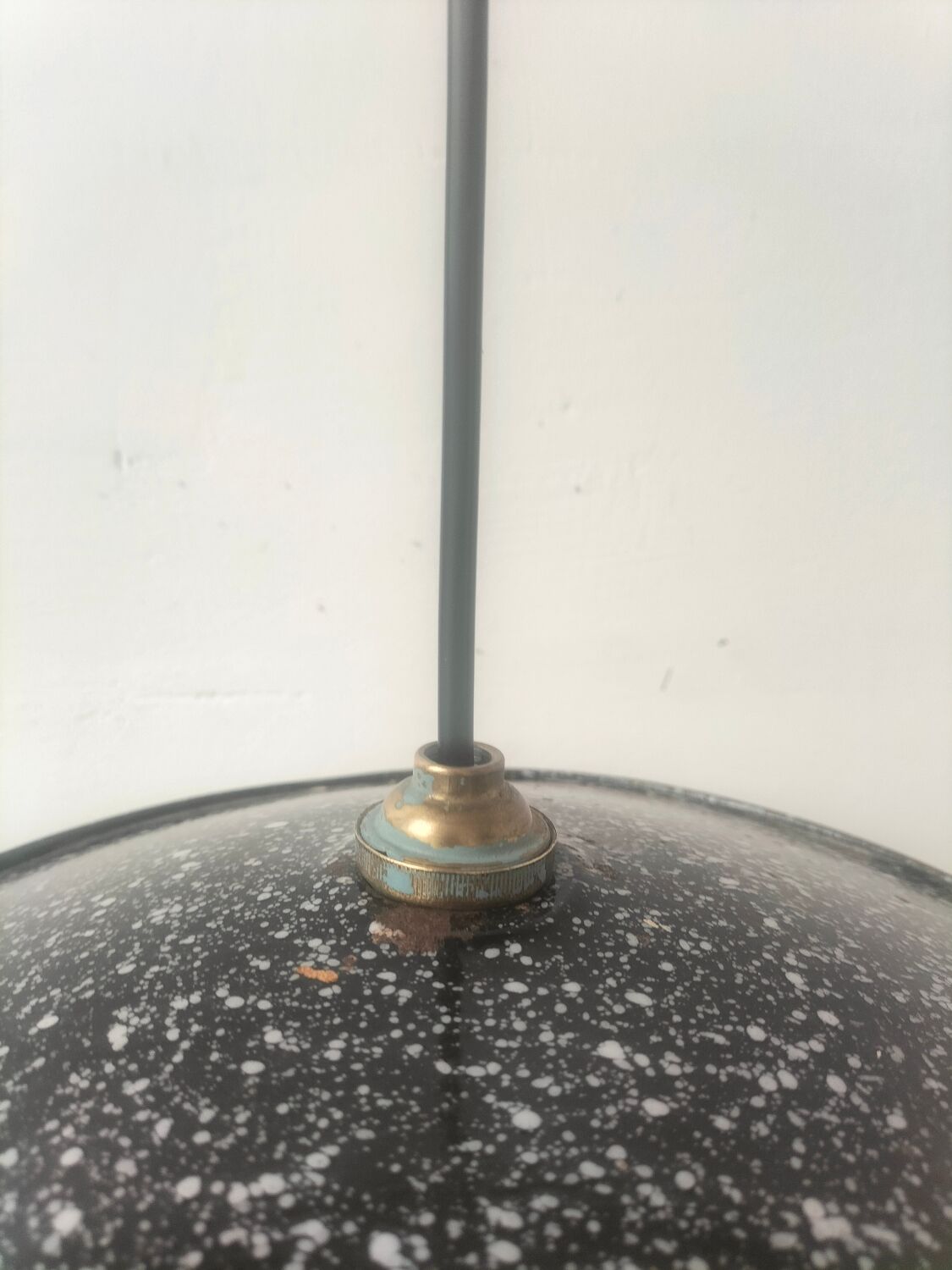 2 enamelled sheet metal suspensions