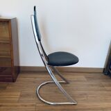 2 chairs cantilevered