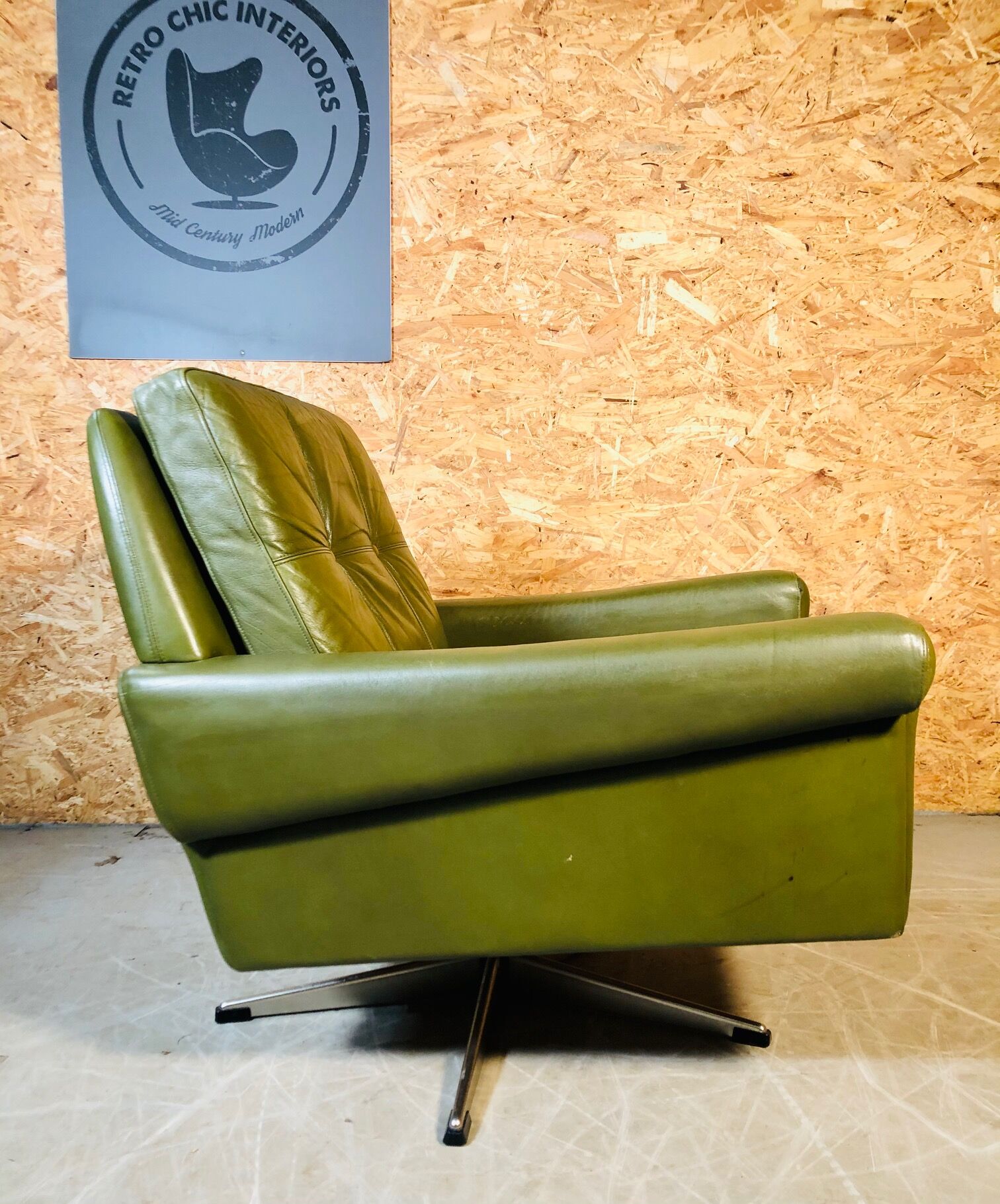 Fauteuil en cuir vert olive vintage danois Svend Skipper