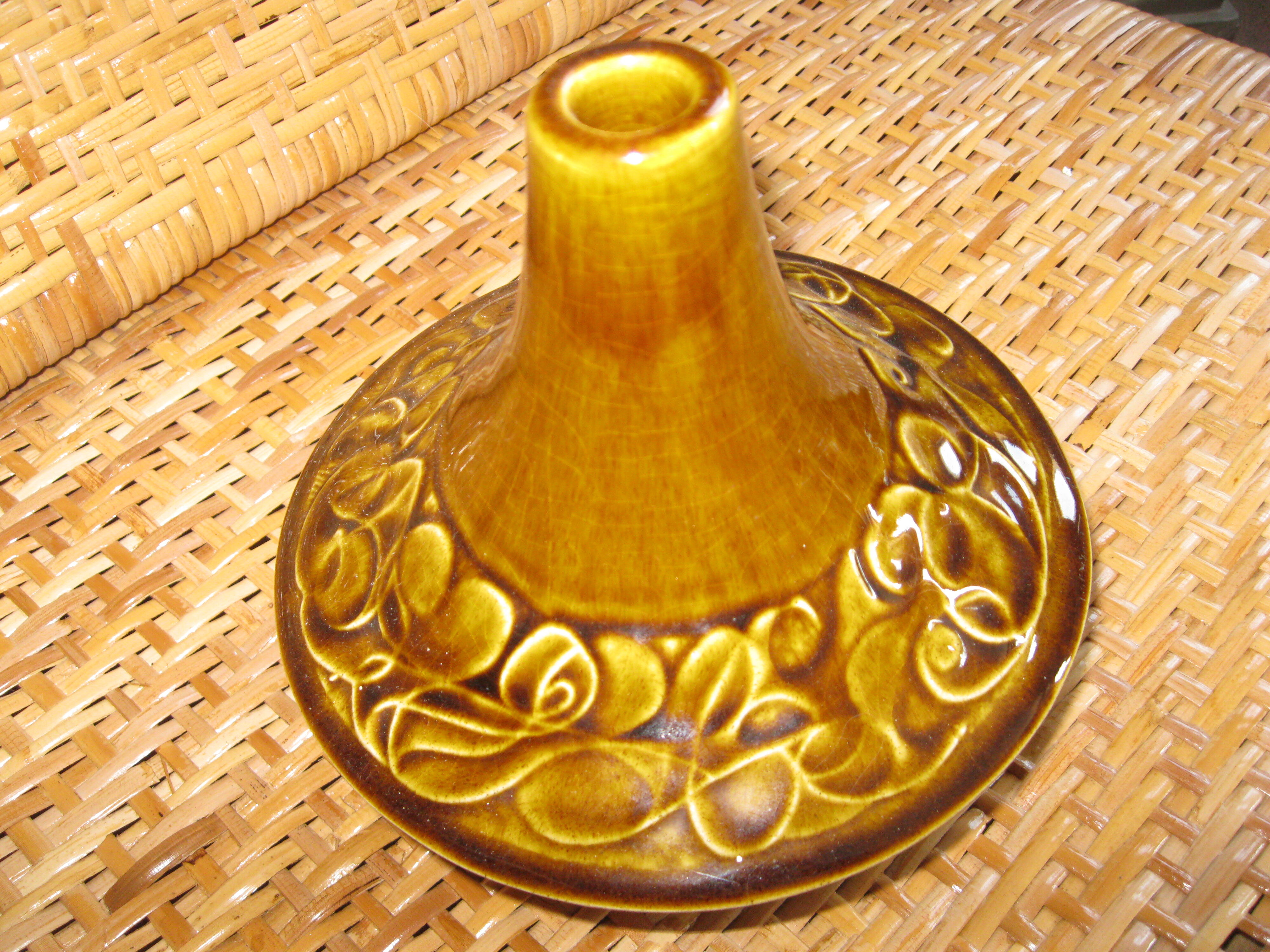 Enamelled ceramic lamp base