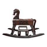 Cheval à bascule en bois sculpté ancien