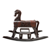 Cheval à bascule en bois sculpté ancien