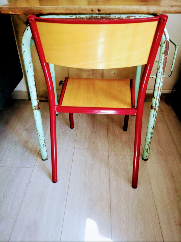 Desk with door-satchel